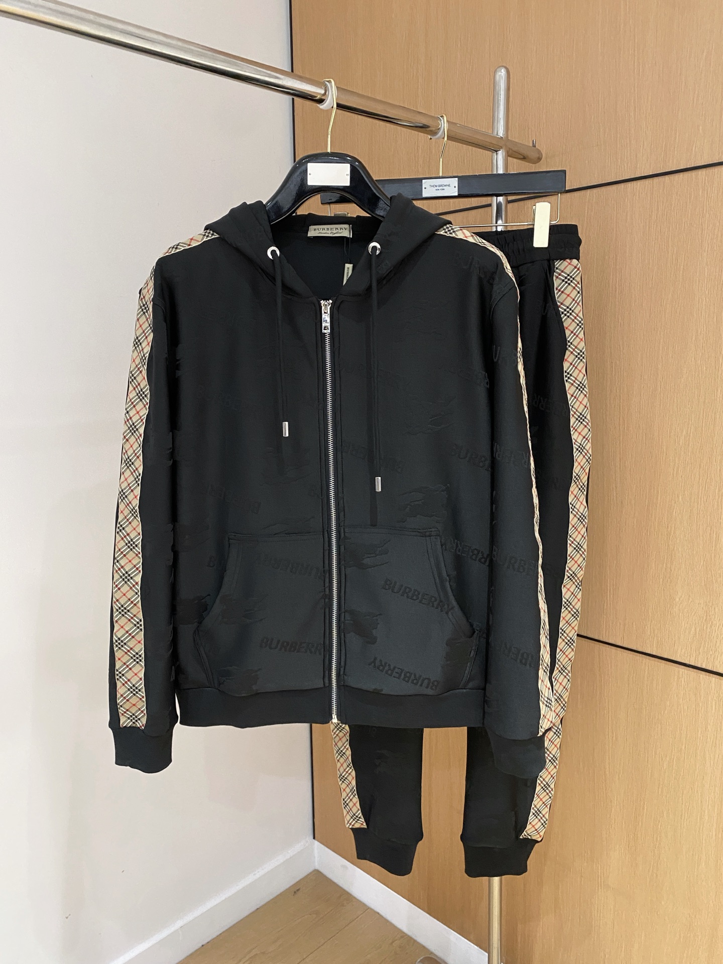 巴宝莉 2025全新爆款开衫套装 原单狠货🇭🇰倾注顶级设计师的精心之作 就为一个贴合、完美的上身效果 全