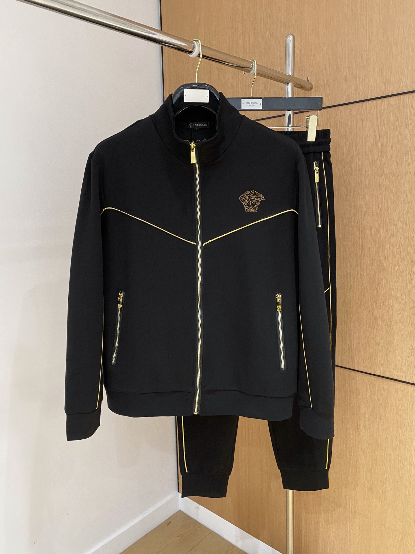 范思哲 2025全新爆款开衫套装 原单狠货🇭🇰倾注顶级设计师的精心之作 就为一个贴合、完美的上身效果 全