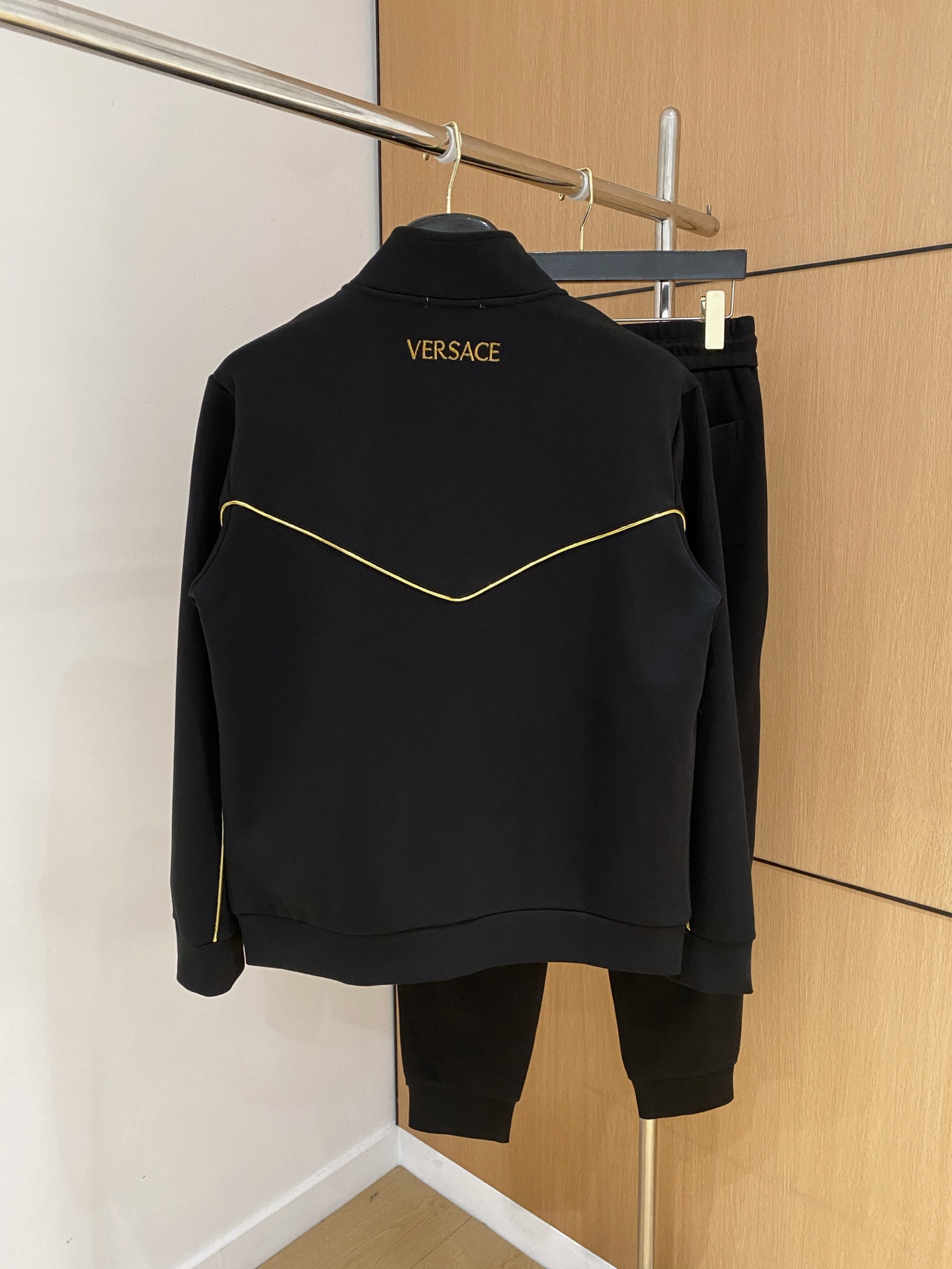 范思哲 2025全新爆款开衫套装 原单狠货🇭🇰倾注顶级设计师的精心之作 就为一个贴合、完美的上身效果 全