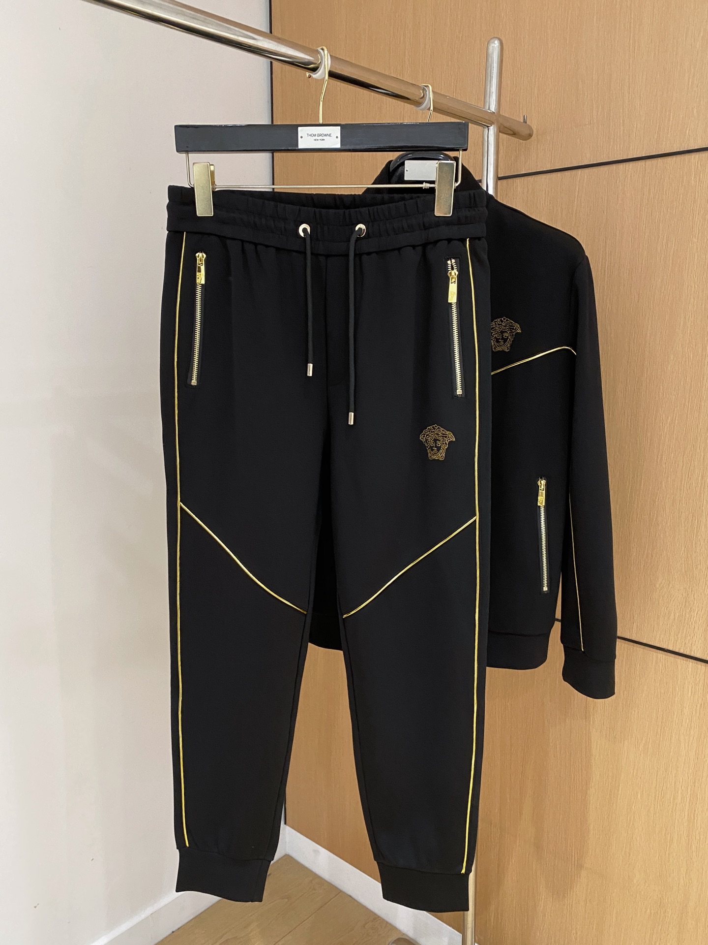 范思哲 2025全新爆款开衫套装 原单狠货🇭🇰倾注顶级设计师的精心之作 就为一个贴合、完美的上身效果 全