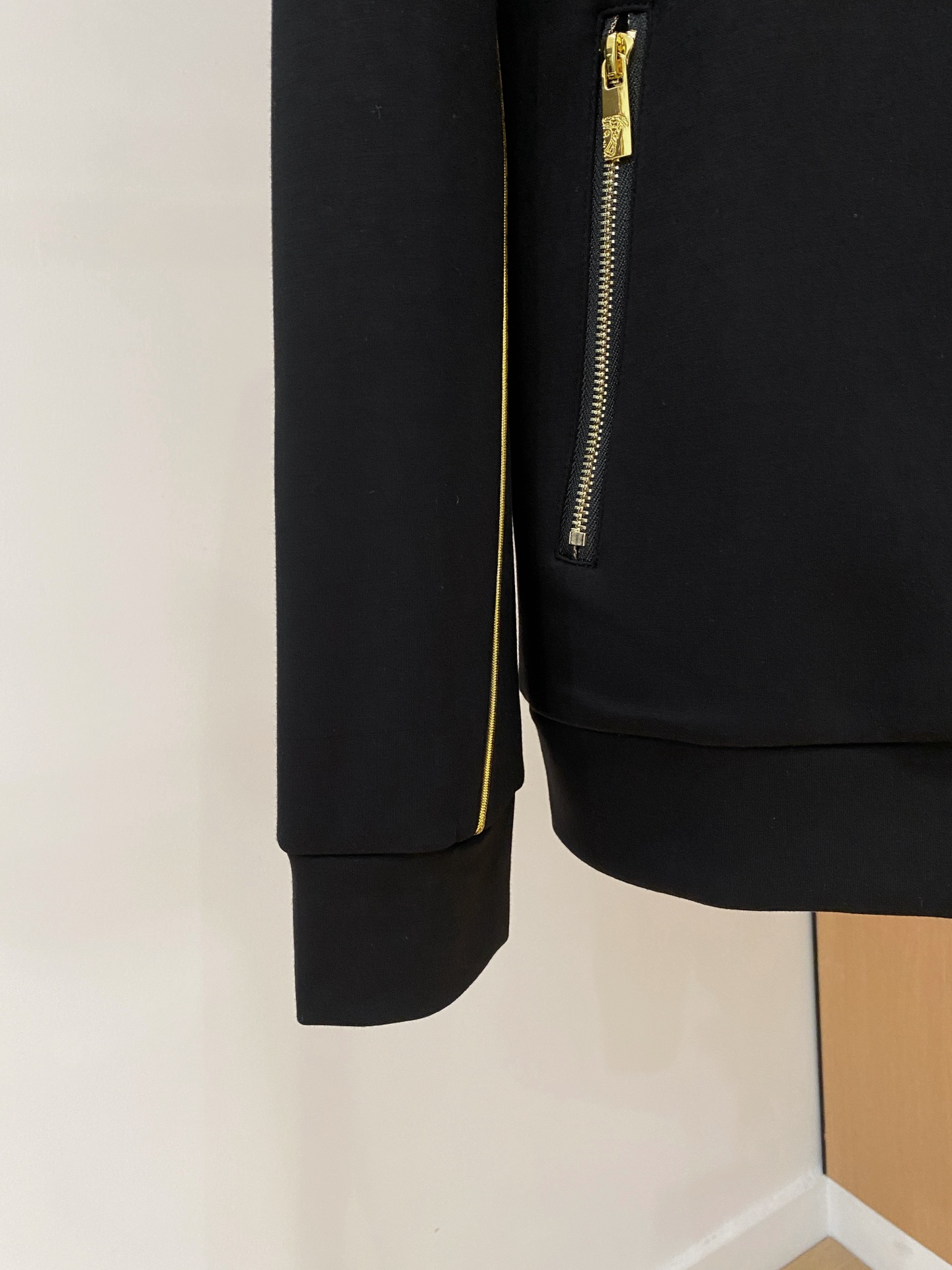 范思哲 2025全新爆款开衫套装 原单狠货🇭🇰倾注顶级设计师的精心之作 就为一个贴合、完美的上身效果 全