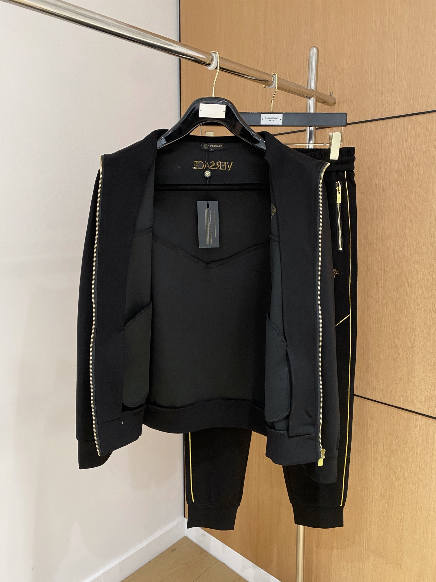 范思哲 2025全新爆款开衫套装 原单狠货🇭🇰倾注顶级设计师的精心之作 就为一个贴合、完美的上身效果 全