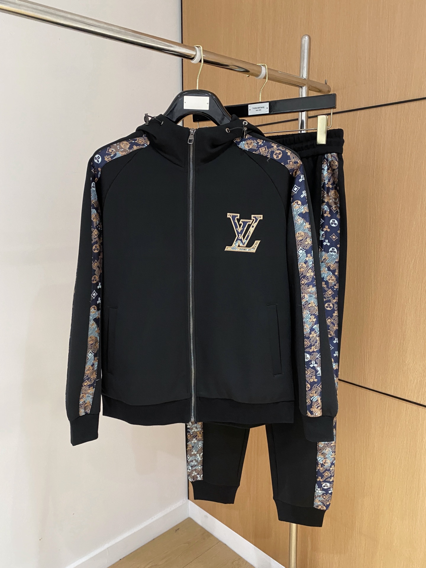 LV 2025全新爆款开衫套装 原单狠货🇭🇰倾注顶级设计师的精心之作 就为一个贴合、完美的上身效果 全天