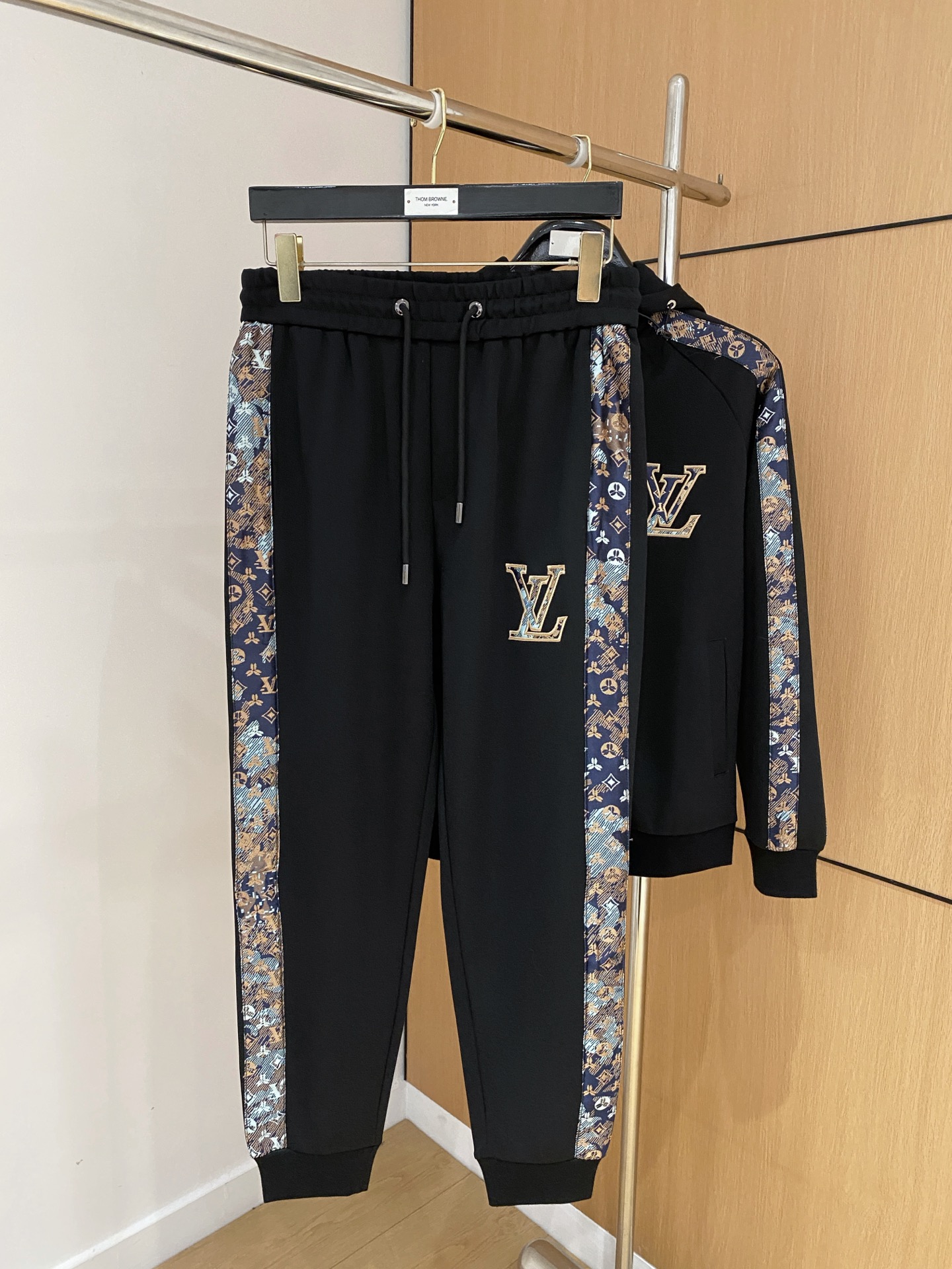 LV 2025全新爆款开衫套装 原单狠货🇭🇰倾注顶级设计师的精心之作 就为一个贴合、完美的上身效果 全天