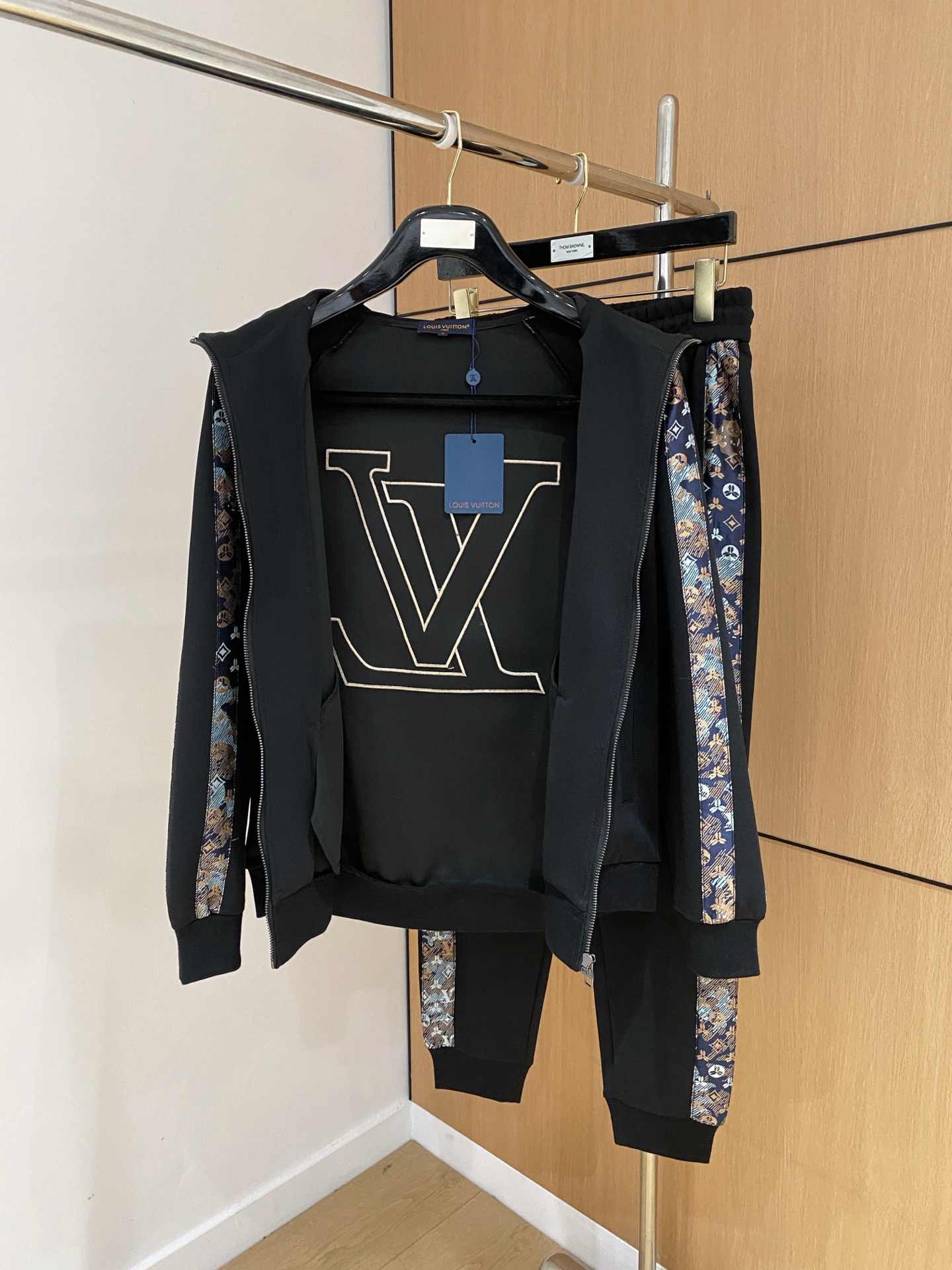 LV 2025全新爆款开衫套装 原单狠货🇭🇰倾注顶级设计师的精心之作 就为一个贴合、完美的上身效果 全天