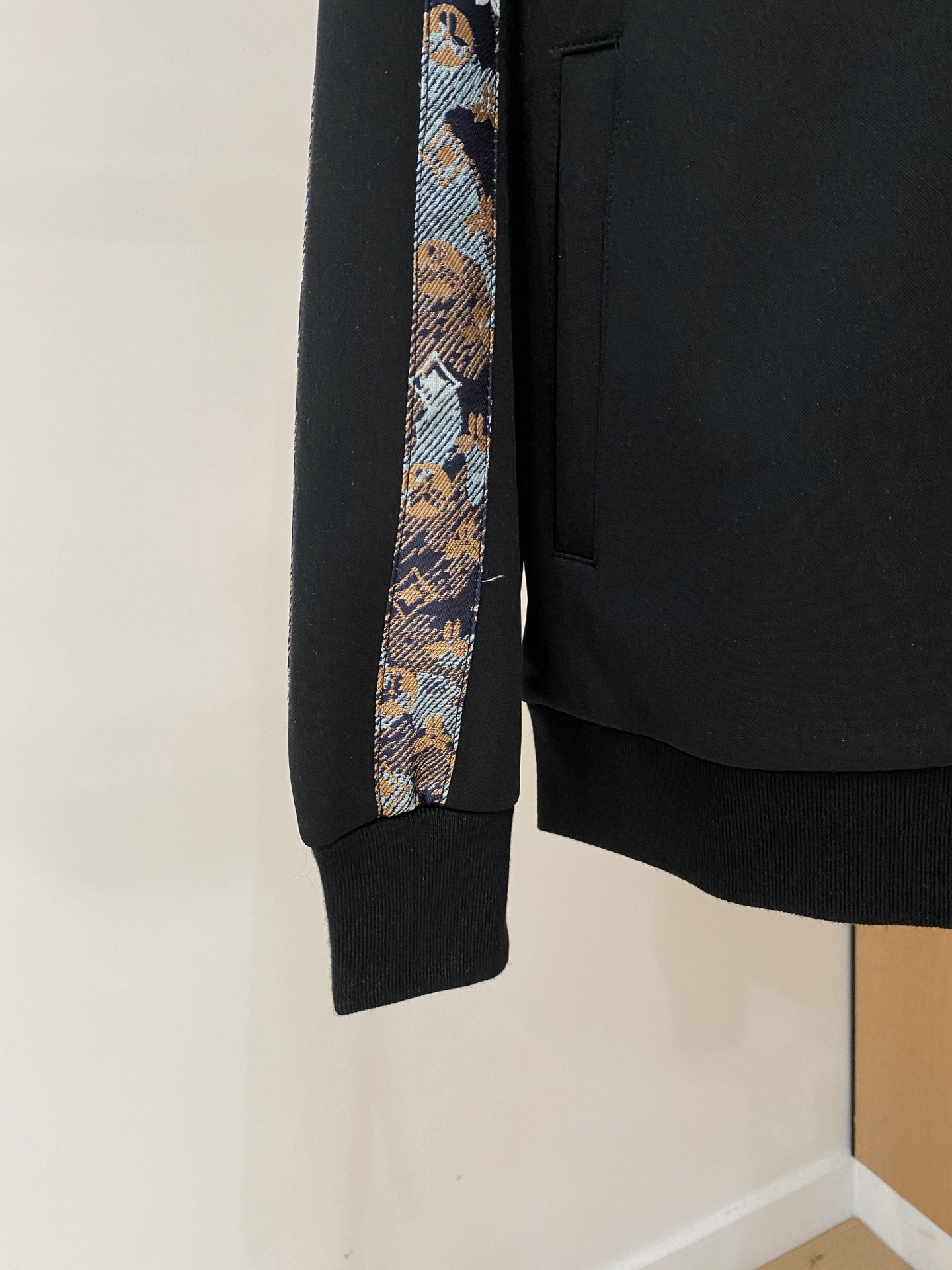 LV 2025全新爆款开衫套装 原单狠货🇭🇰倾注顶级设计师的精心之作 就为一个贴合、完美的上身效果 全天