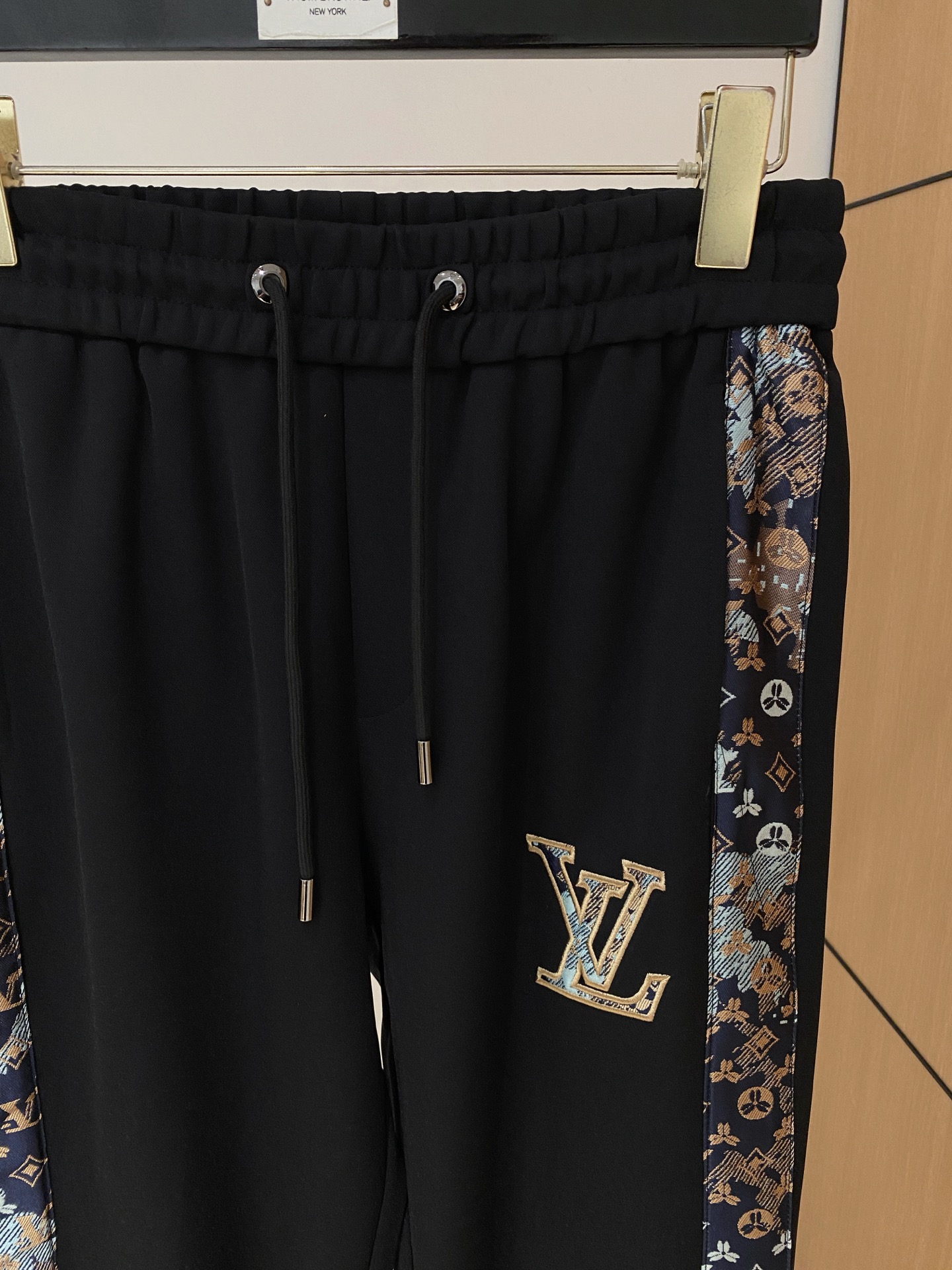 LV 2025全新爆款开衫套装 原单狠货🇭🇰倾注顶级设计师的精心之作 就为一个贴合、完美的上身效果 全天