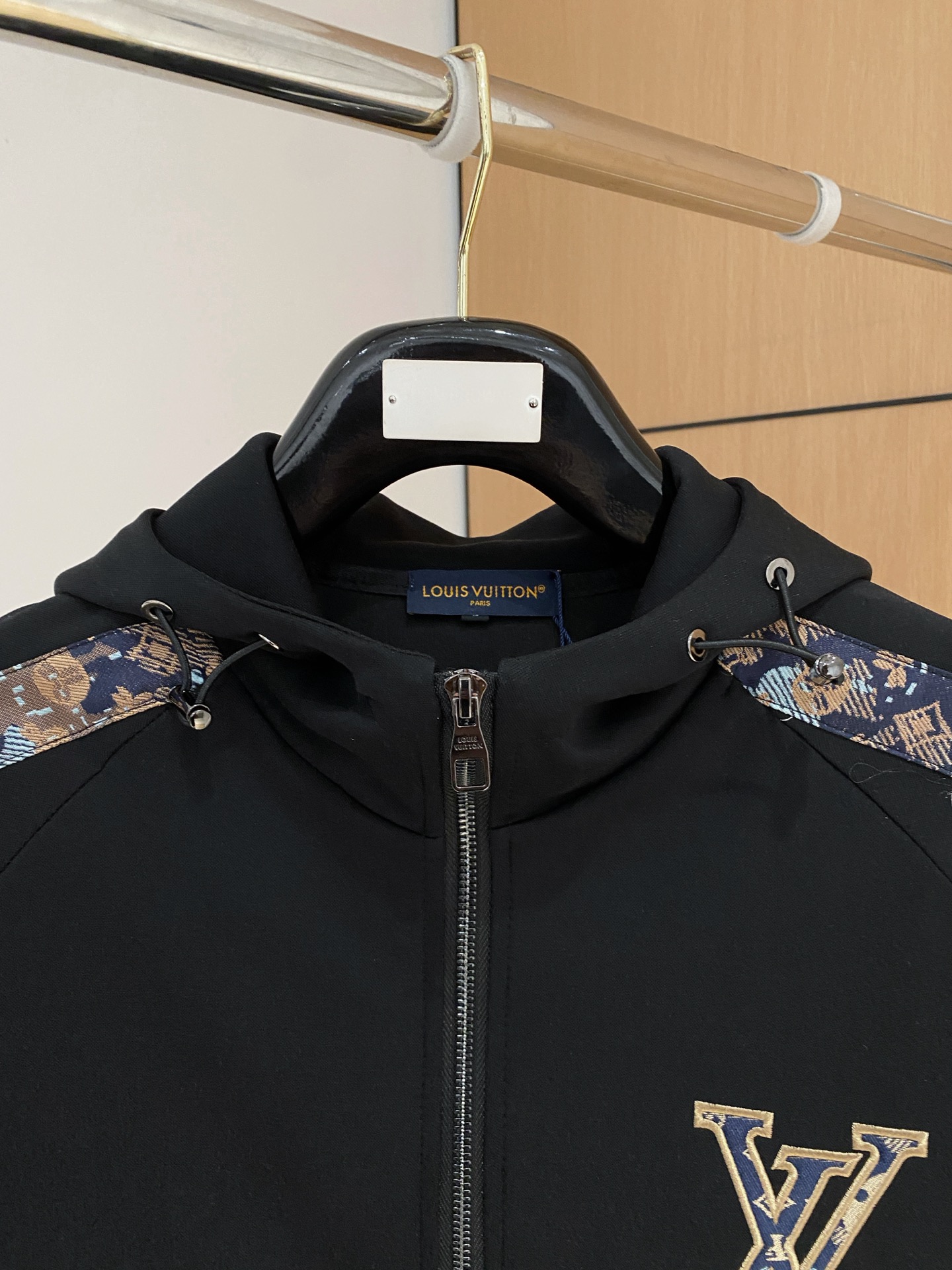 LV 2025全新爆款开衫套装 原单狠货🇭🇰倾注顶级设计师的精心之作 就为一个贴合、完美的上身效果 全天