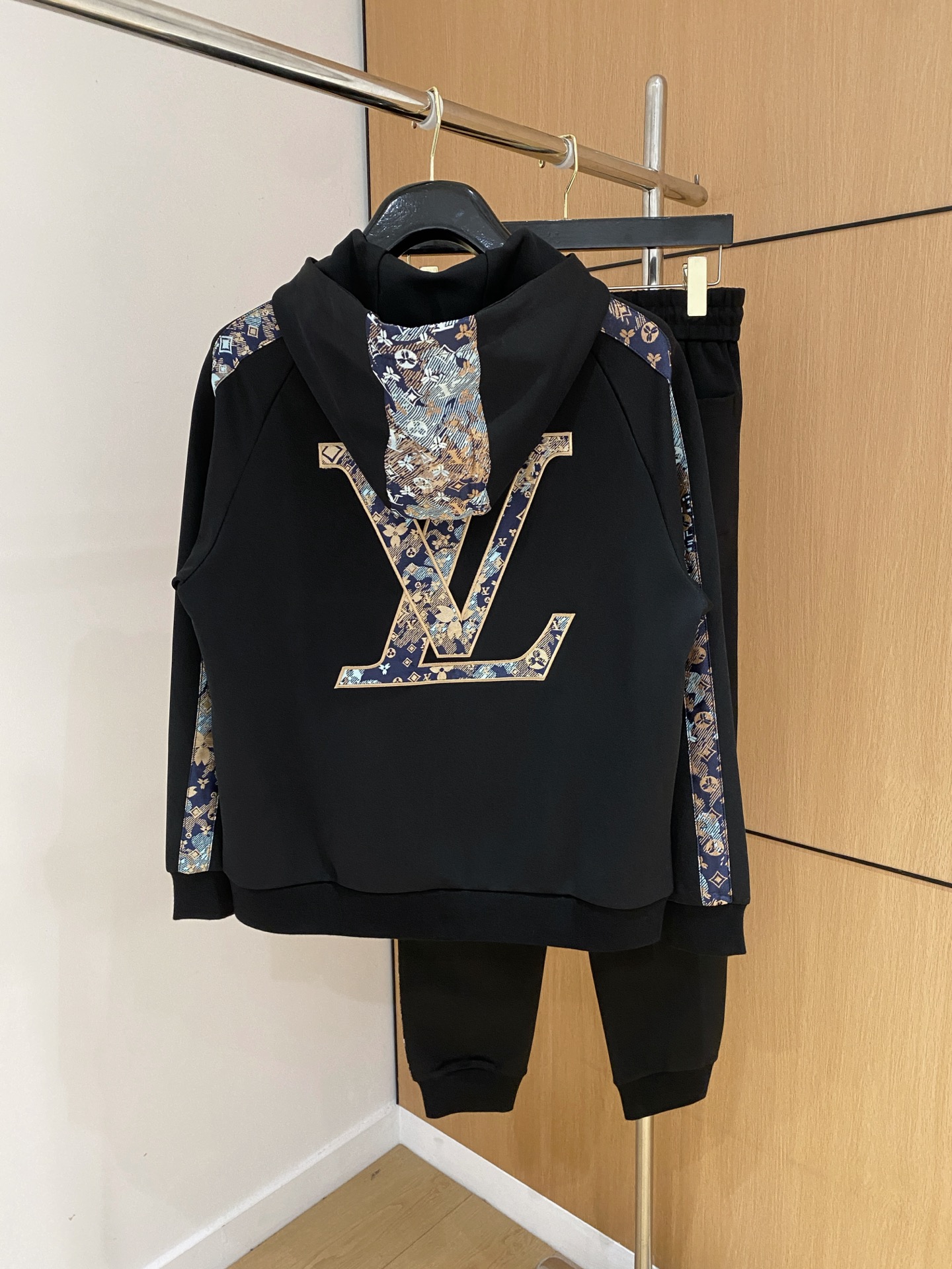 LV 2025全新爆款开衫套装 原单狠货🇭🇰倾注顶级设计师的精心之作 就为一个贴合、完美的上身效果 全天