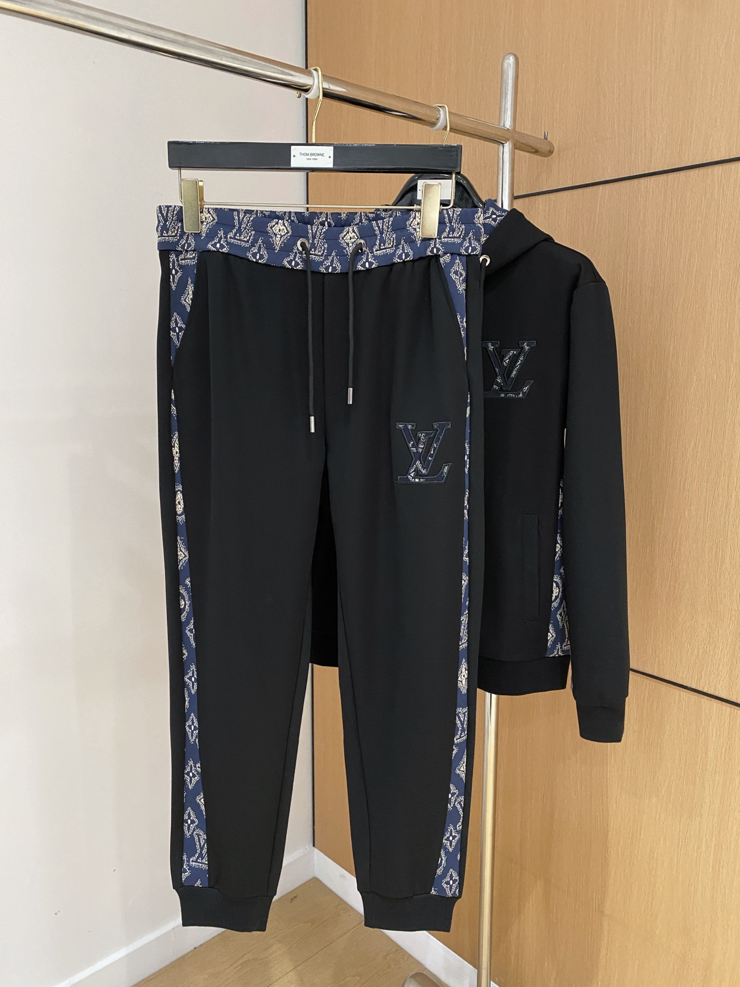 LV 2025全新爆款开衫套装 原单狠货🇭🇰倾注顶级设计师的精心之作 就为一个贴合、完美的上身效果 全天