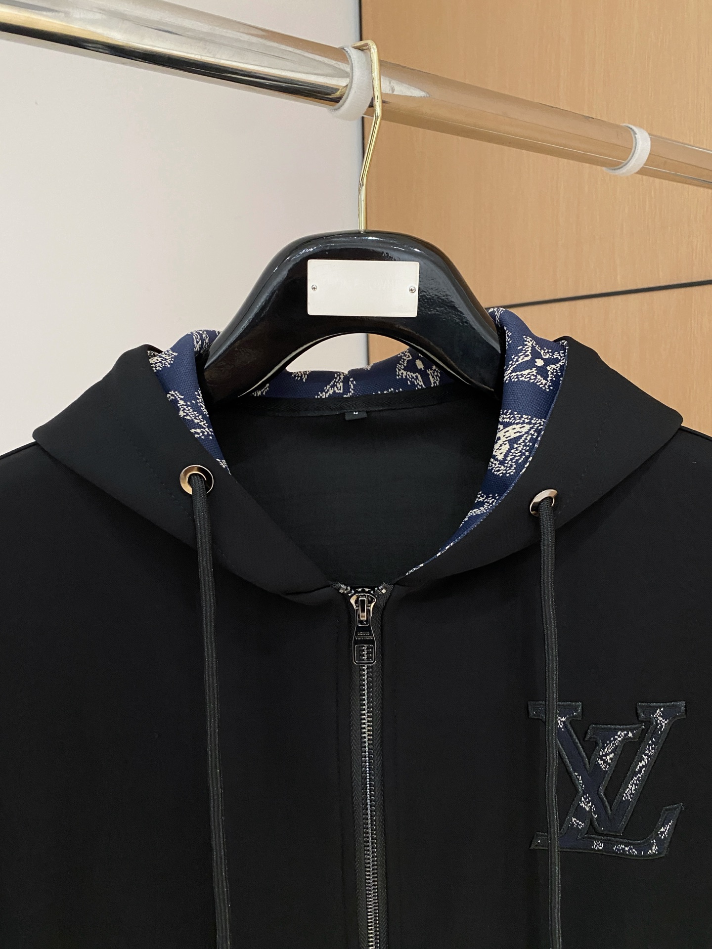 LV 2025全新爆款开衫套装 原单狠货🇭🇰倾注顶级设计师的精心之作 就为一个贴合、完美的上身效果 全天