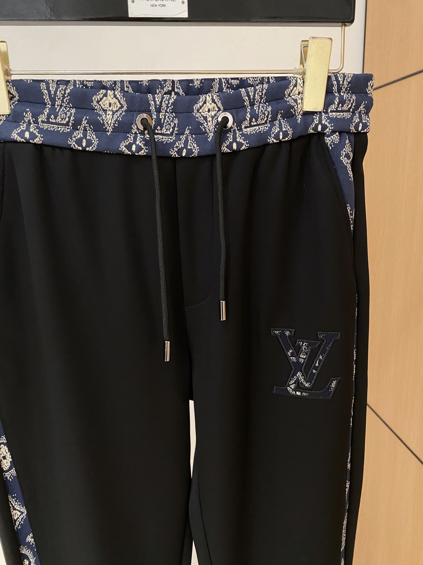 LV 2025全新爆款开衫套装 原单狠货🇭🇰倾注顶级设计师的精心之作 就为一个贴合、完美的上身效果 全天