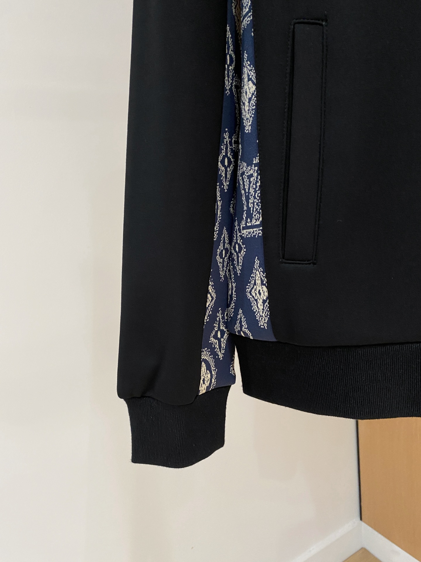 LV 2025全新爆款开衫套装 原单狠货🇭🇰倾注顶级设计师的精心之作 就为一个贴合、完美的上身效果 全天