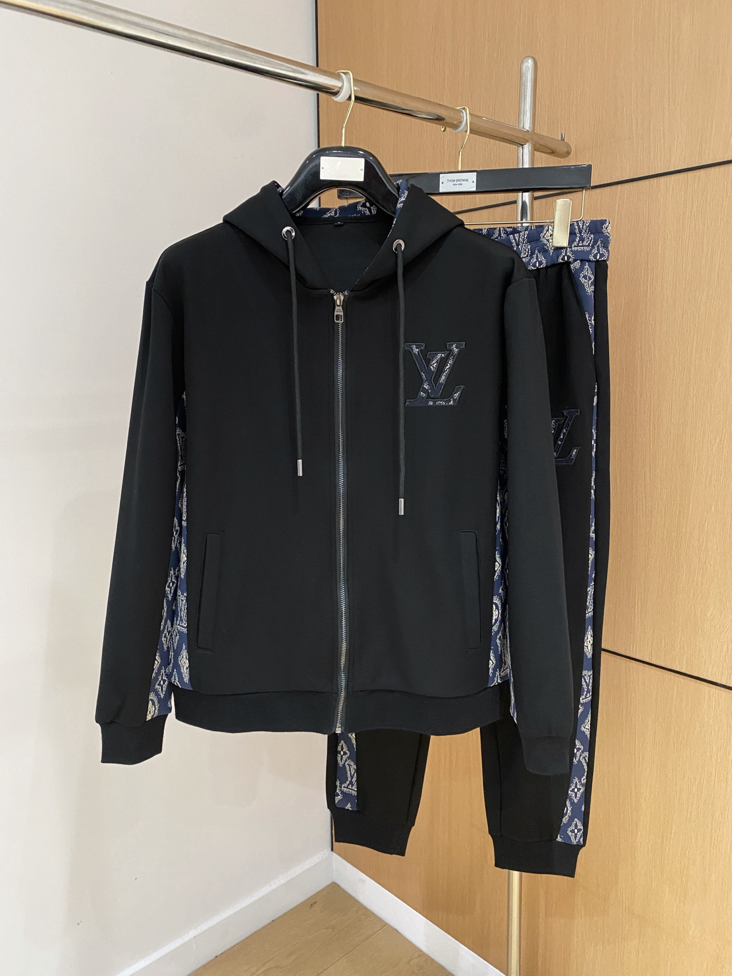 LV 2025全新爆款开衫套装 原单狠货🇭🇰倾注顶级设计师的精心之作 就为一个贴合、完美的上身效果 全天