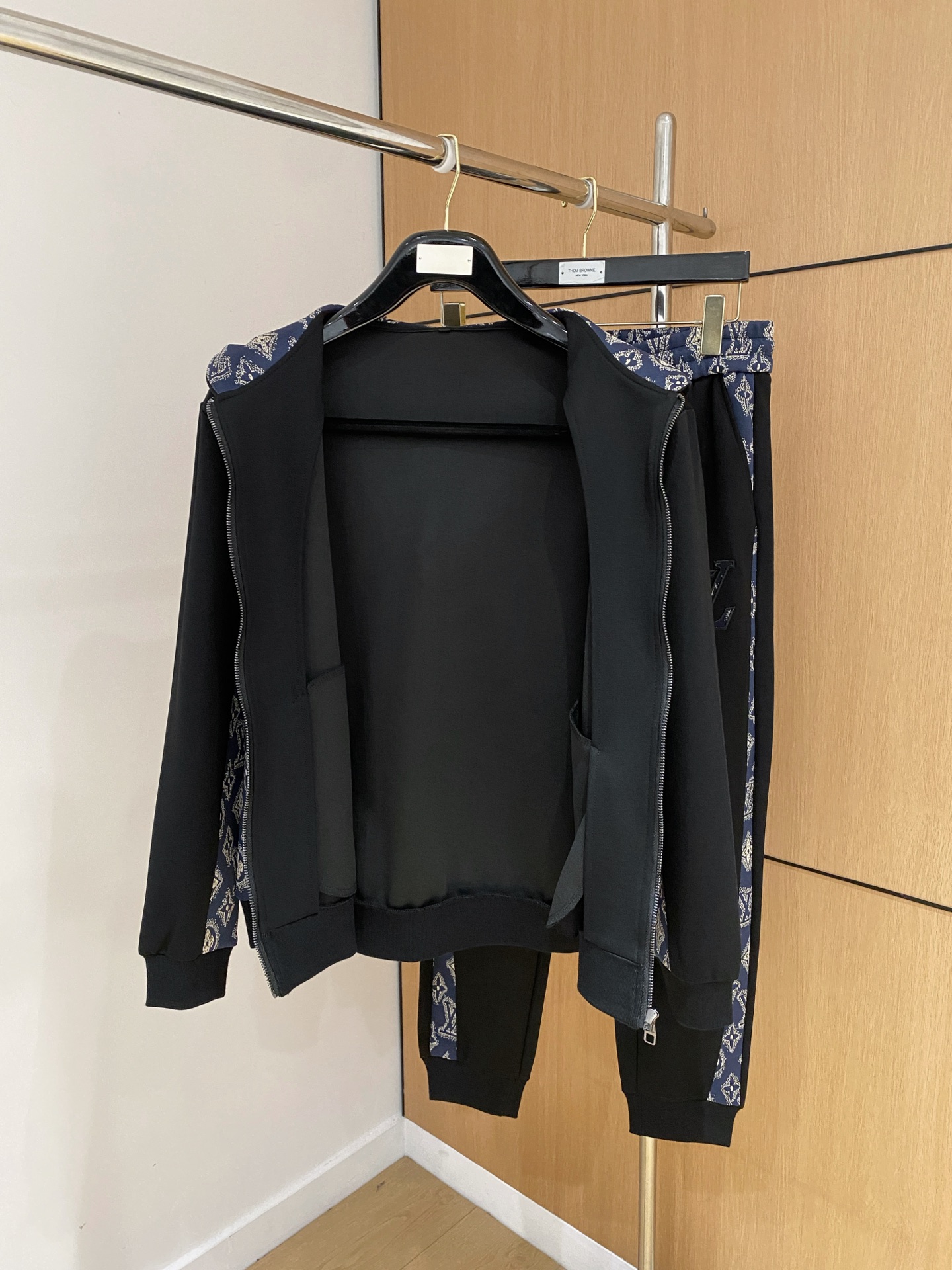 LV 2025全新爆款开衫套装 原单狠货🇭🇰倾注顶级设计师的精心之作 就为一个贴合、完美的上身效果 全天