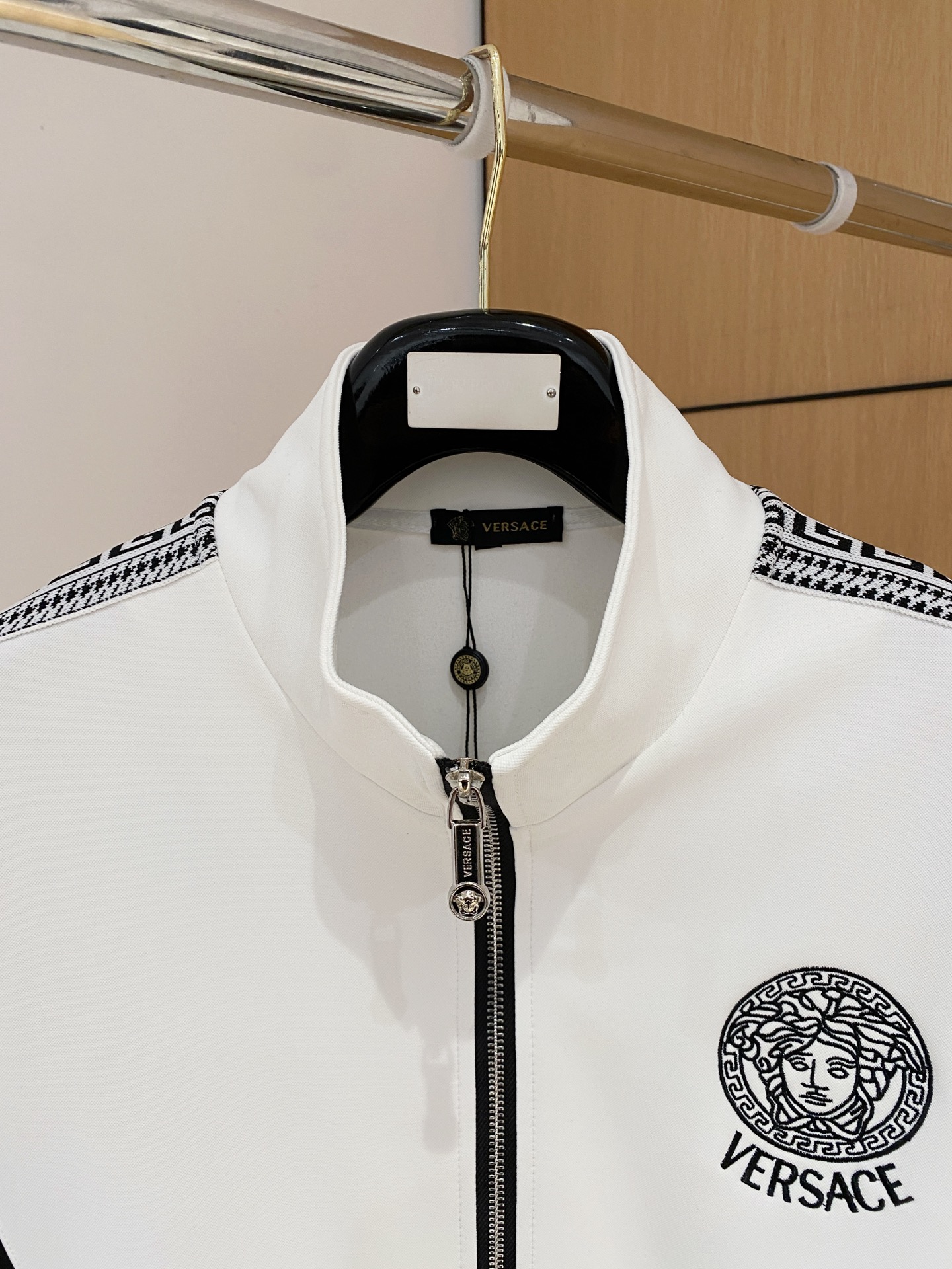 范思哲 2025全新爆款开衫套装 原单狠货🇭🇰倾注顶级设计师的精心之作 就为一个贴合、完美的上身效果 全