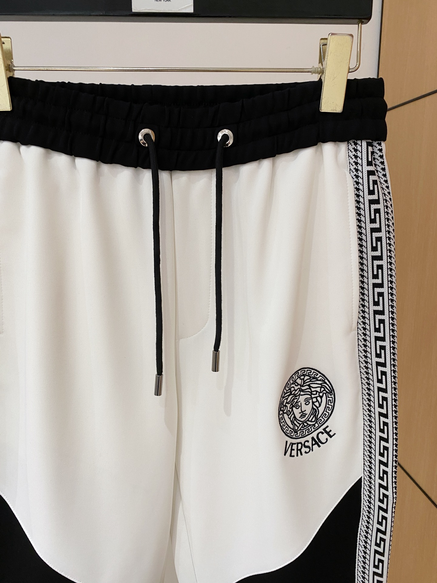 范思哲 2025全新爆款开衫套装 原单狠货🇭🇰倾注顶级设计师的精心之作 就为一个贴合、完美的上身效果 全