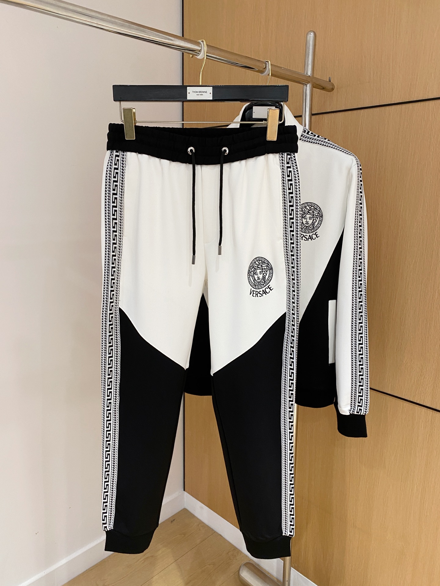 范思哲 2025全新爆款开衫套装 原单狠货🇭🇰倾注顶级设计师的精心之作 就为一个贴合、完美的上身效果 全