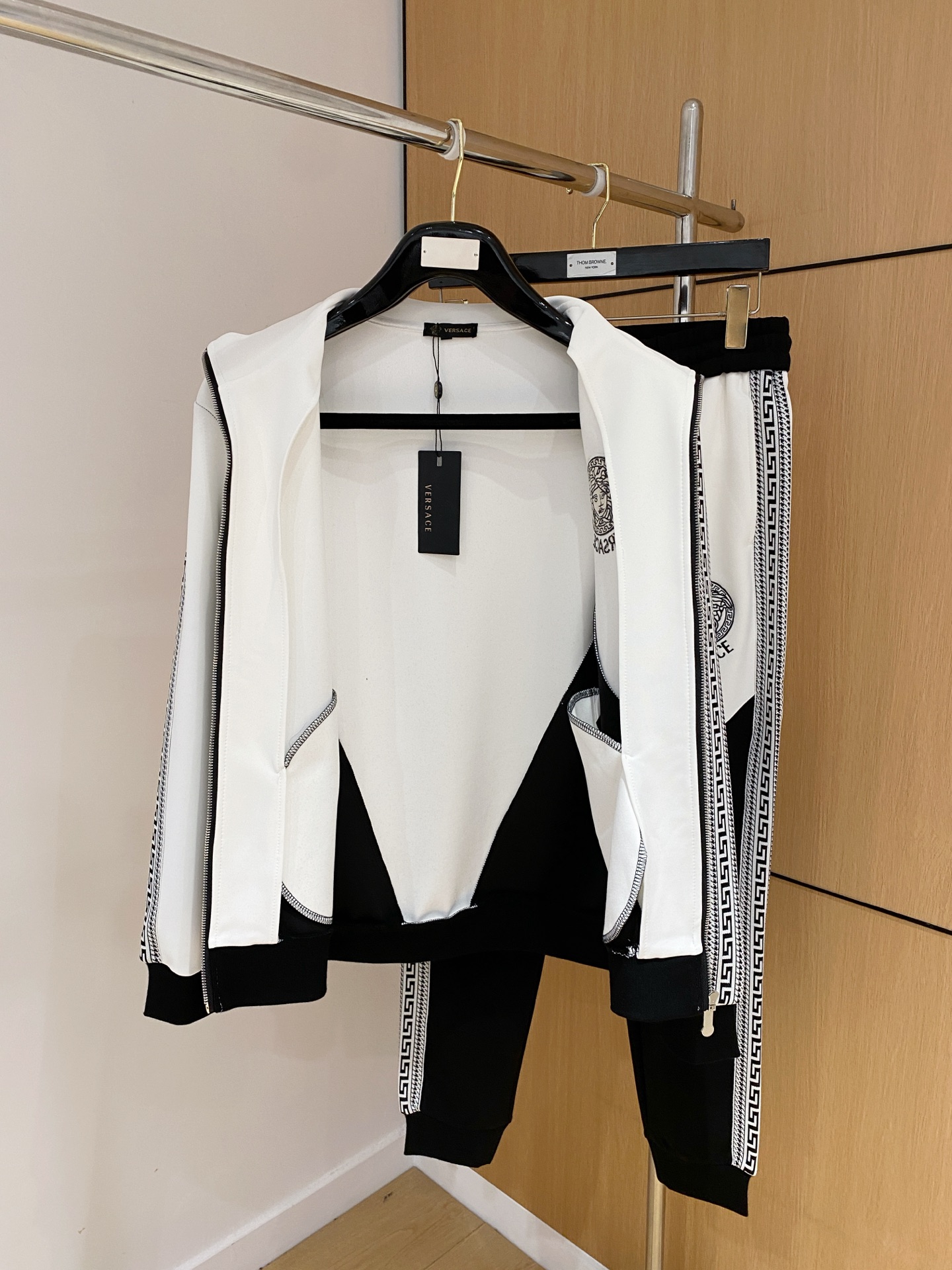 范思哲 2025全新爆款开衫套装 原单狠货🇭🇰倾注顶级设计师的精心之作 就为一个贴合、完美的上身效果 全