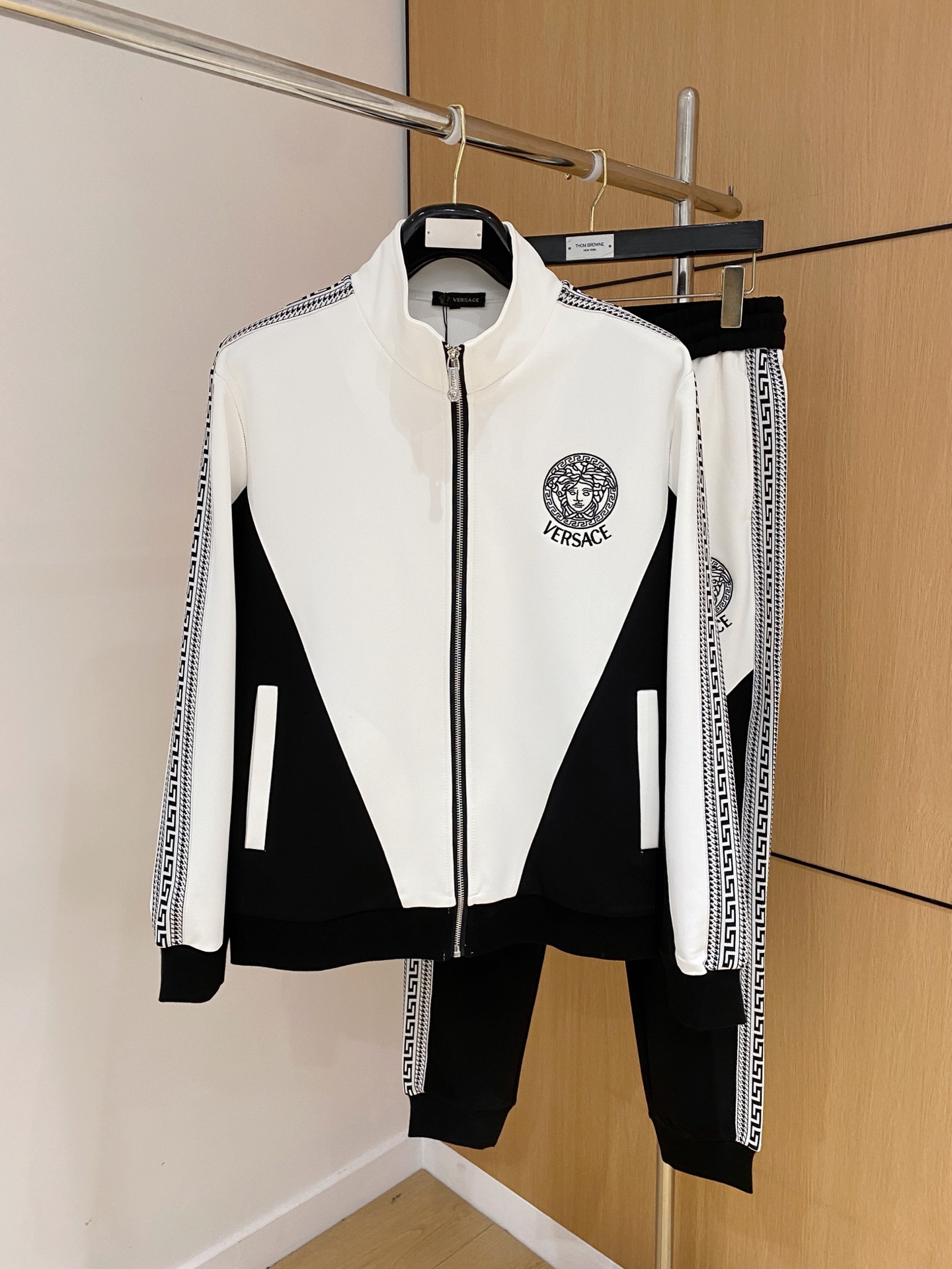 范思哲 2025全新爆款开衫套装 原单狠货🇭🇰倾注顶级设计师的精心之作 就为一个贴合、完美的上身效果 全