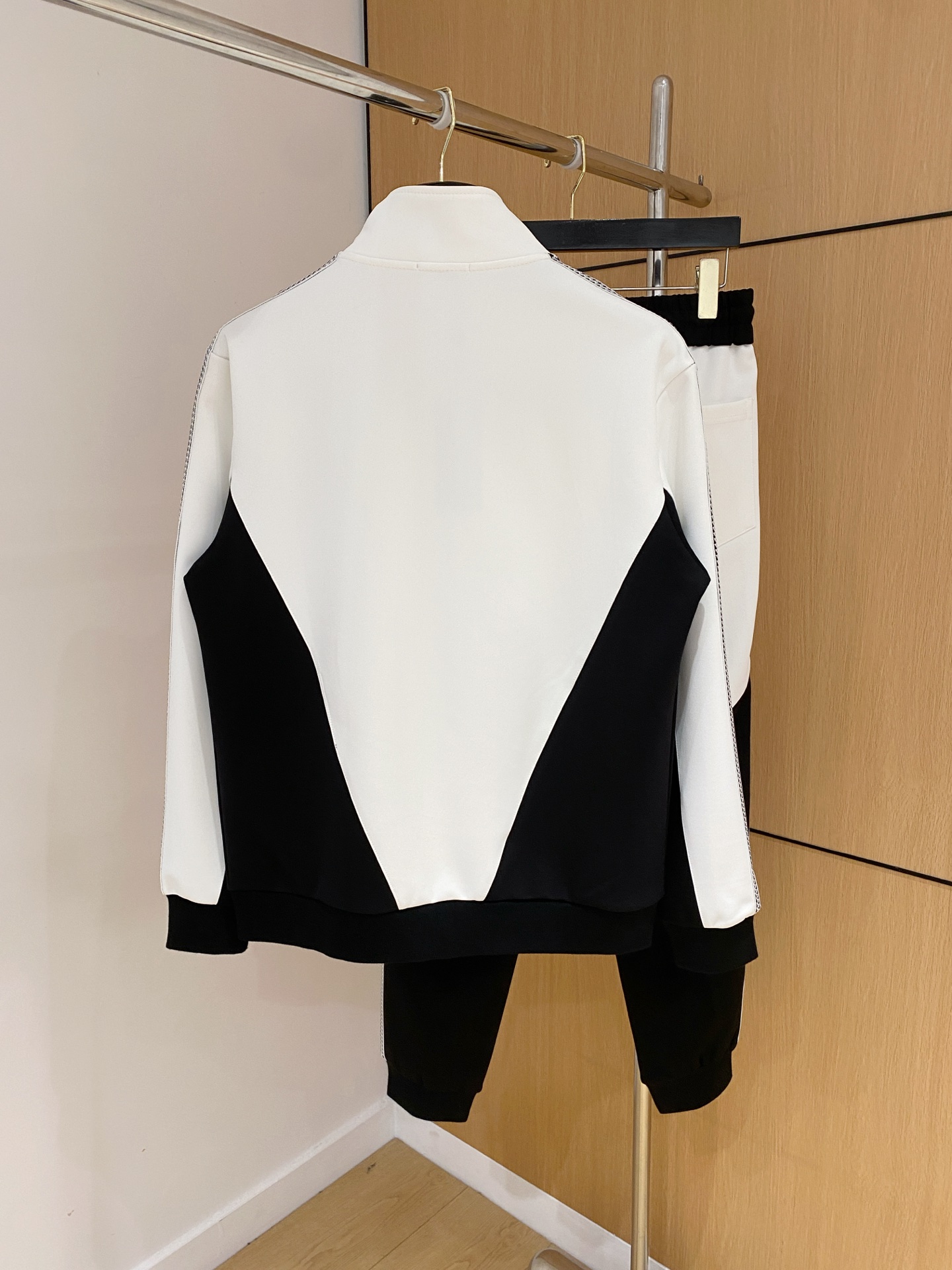 范思哲 2025全新爆款开衫套装 原单狠货🇭🇰倾注顶级设计师的精心之作 就为一个贴合、完美的上身效果 全