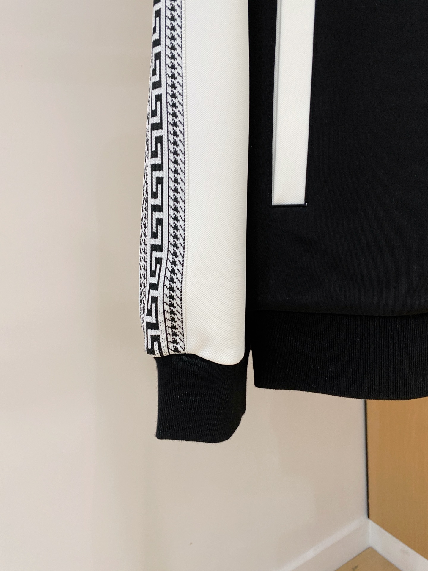 范思哲 2025全新爆款开衫套装 原单狠货🇭🇰倾注顶级设计师的精心之作 就为一个贴合、完美的上身效果 全