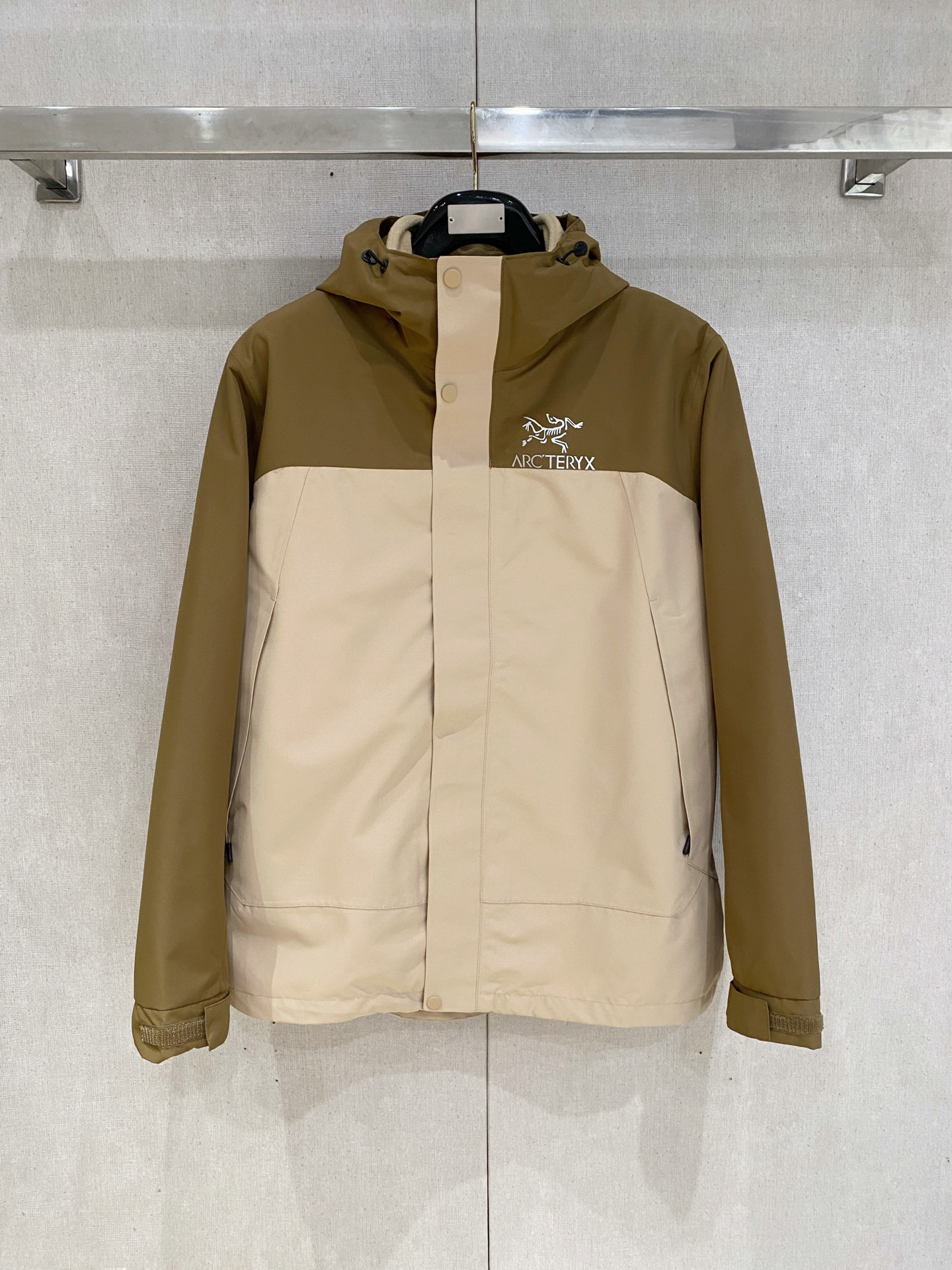 NO:598215,(Three-in-one lamb wool) Arc'teryx The highest version of the top fully taped version of the jacket. Self-purchased ZP printing. All data. Accessories. Full set of accessories. Customization. Complete clothing. This BetaLT jacket has a simple and versatile design that can provide the performance required in the alpine environment. It is made of bluesign@ certified N40LGORE-TEX fabric with tricot backing. It is light and wear-resistant, windproof, waterproof and breathable, suitable for a variety of activities.  The helmet-compatible StormHood hood provides good protection without affecting vision. The hand pockets are equipped with WaterTight zippers for easy access to items, and the spliced design allows for free movement. BETA multi-purpose clothing is suitable for a variety of activities and environments. Lightweight High-performance simple design, lightweight and wear-resistant. GORE-TEX waterproof, windproof, breathable fabric can provide multi-faceted protection. Size M-3XL, arc'teryx, jackets & coats, hats, alexander wang19860909（三合一羊羔毛）始祖鸟 最高版本顶级全压胶版本冲锋衣 自购ZP打版 所有数据 辅料 全套辅料定制 整衣 这款BetaLT夹克设计简洁而通用,可提供高山环境所需的性能.采用bluesign@认证的采用带经编背衬N40LGORE-TEX面料,轻薄而耐磨,防风、防水且透气,适合多种活动穿着. 头盔兼容StormHood兜帽防护良好且不影响视线,插手口袋设有WaterTight拉链,便于取放物品,拼接设计使活动自如. BETA多用途服装适用于多种活动和环境. 轻量 高性能的简约设计,轻量而耐磨. GORE-TEX防水、防风、透气面料可提供多面防护.码数 M-3XL,arc'teryx,jackets & coats,hats,alexander wang,Men's clothing