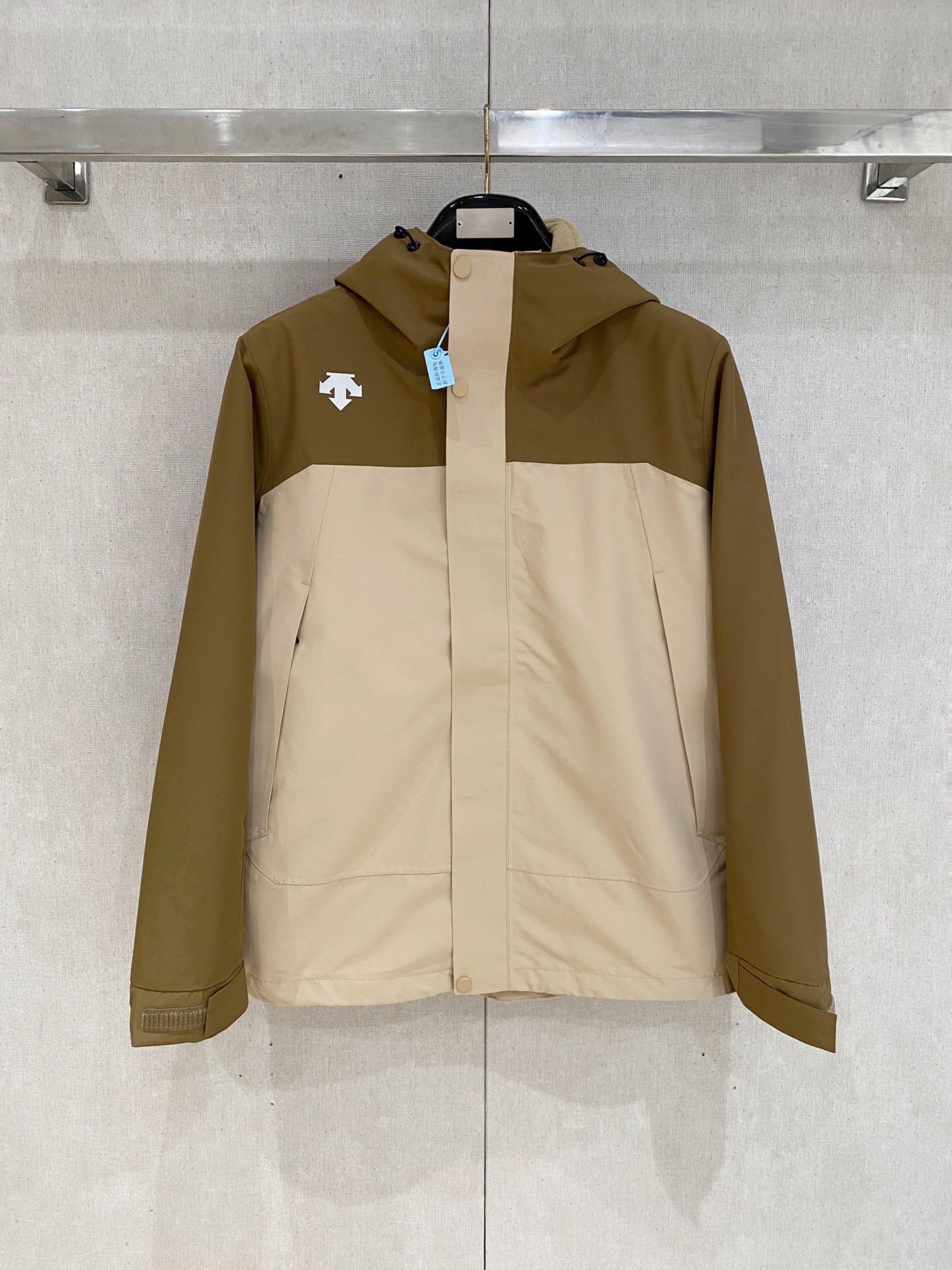 NO:598212,(Three-in-one lamb wool) Descente The highest version of the top fully taped version of the jacket. Self-purchased ZP printing. All data. Accessories. Full set of accessories. Customization. Complete garment. This BetaLT jacket has a simple and versatile design, which can provide the performance required in the alpine environment. It is made of bluesign@ certified N40LGORE-TEX fabric with tricot backing. It is light and wear-resistant, windproof, waterproof and breathable, suitable for a variety of activities.  Helmet-compatible StormHood hood provides good protection without affecting vision. The hand pockets are equipped with WaterTight zippers for easy access to items, and the spliced design allows for free movement. BETA multi-purpose clothing is suitable for a variety of activities and environments. Lightweight, high-performance simple design, lightweight and wear-resistant. GORE-TEX waterproof, windproof, breathable fabric can provide multi-faceted protection. Size M-3XL,,jackets & coats,hats,alexander wang19860909（三合一羊羔毛）迪桑特 最高版本顶级全压胶版本冲锋衣 自购ZP打版 所有数据 辅料 全套辅料定制 整衣 这款BetaLT夹克设计简洁而通用,可提供高山环境所需的性能.采用bluesign@认证的采用带经编背衬N40LGORE-TEX面料,轻薄而耐磨,防风、防水且透气,适合多种活动穿着. 头盔兼容StormHood兜帽防护良好且不影响视线,插手口袋设有WaterTight拉链,便于取放物品,拼接设计使活动自如. BETA多用途服装适用于多种活动和环境. 轻量 高性能的简约设计,轻量而耐磨. GORE-TEX防水、防风、透气面料可提供多面防护.码数 M-3XL,,jackets & coats,hats,alexander wang,Men's clothing