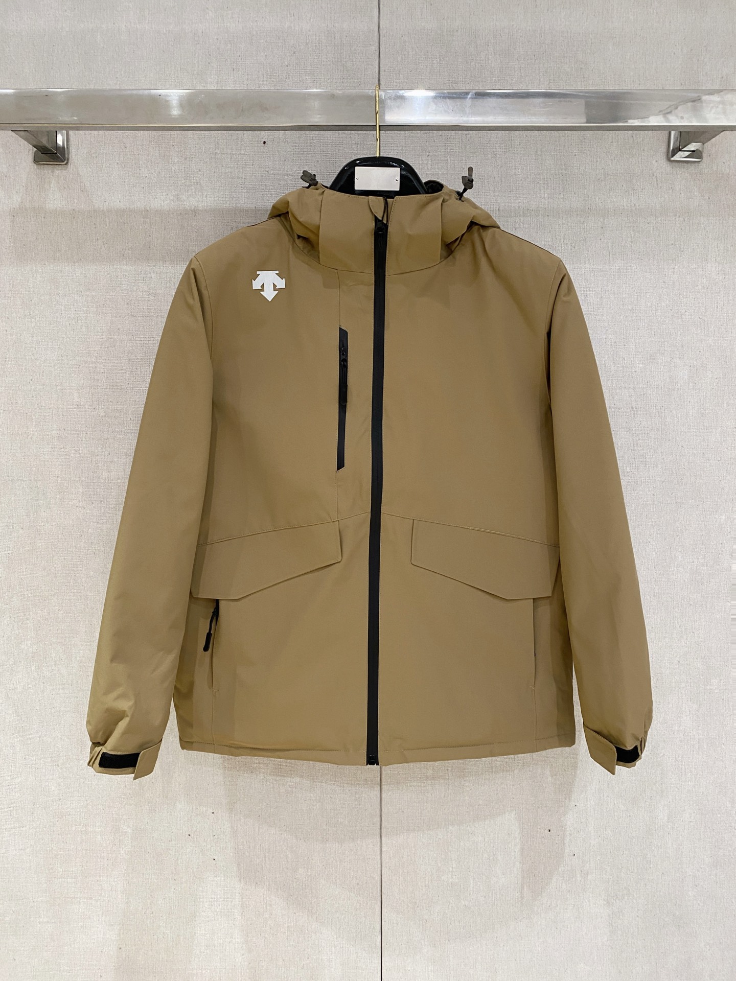 NO:598218,Descente cotton coat 25ss early autumn [new product] new casual cotton coat in the autumn and winter counter!  Ultra-avant-garde design style, delicate and comfortable, very light to wear and not easy to wrinkle. Multiple craftsmanship. The overall design is quite visual. The upper body is casual and stylish, with a certain degree of stiffness. It is definitely at the forefront of fashion. It is recommended for urban leisure. Size M-3XL, jackets & coats, alexander wang19860909迪桑特 棉服25ss早秋【新品】秋冬专柜新款休闲棉服外套！超前卫设计风格 细腻舒适 穿着非常轻便不易起皱.多重重工艺 整体的设计颇具视觉感,上身休闲有型,有一定的挺括度,绝对走在时尚最尖端的气质感推荐,都市休闲必备.码数M-3XL,,jackets & coats,alexander wang,Men's clothing