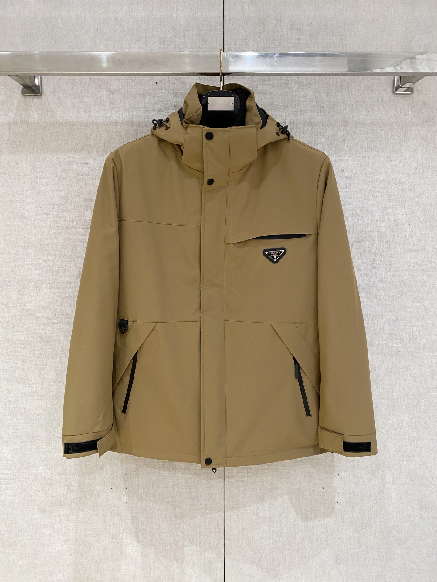 NO:597466,Prada Cotton Jacket 25ss Early Autumn [New Product] New Casual Cotton Jacket at the Autumn and Winter Counter!  Ultra-avant-garde design style, delicate and comfortable, very light to wear and not easy to wrinkle. Multiple craftsmanship. The overall design is quite visual. The upper body is casual and stylish, with a certain degree of stiffness. It is definitely at the forefront of fashion. It is recommended for urban leisure. Size M-3XL, prada, jackets & coats, alexander wang19860909普拉达 棉服25ss早秋【新品】秋冬专柜新款休闲棉服外套！超前卫设计风格 细腻舒适 穿着非常轻便不易起皱.多重重工艺 整体的设计颇具视觉感,上身休闲有型,有一定的挺括度,绝对走在时尚最尖端的气质感推荐,都市休闲必备.码数M-3XL,,prada,jackets & coats,alexander wang,Men's clothing