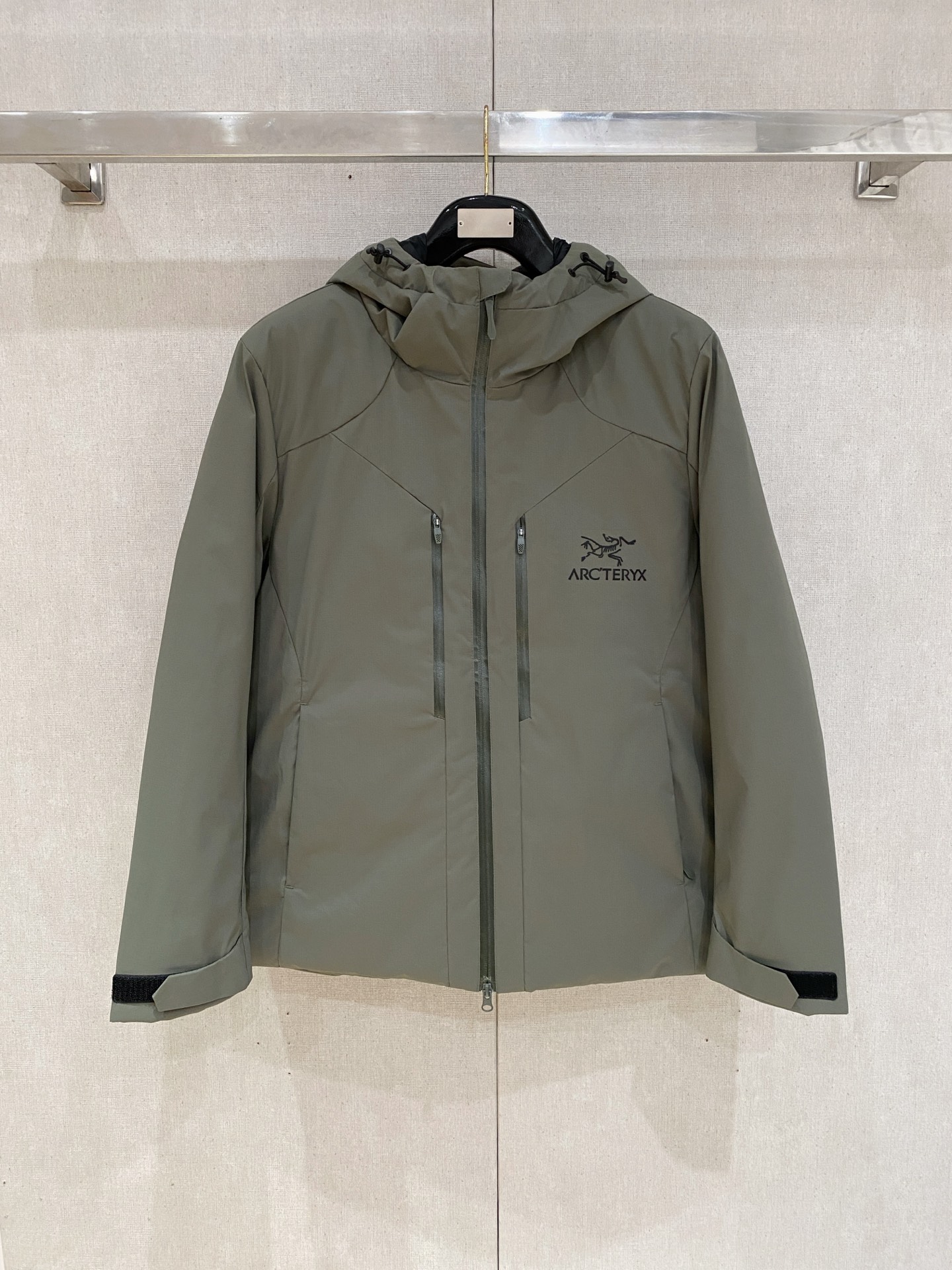 NO:597463,Arc'teryx Cotton Clothes 25ss Early Autumn [New Product] New Casual Cotton Clothes Jacket at the Autumn and Winter Counter!  Ultra-avant-garde design style, delicate and comfortable, very light to wear and not easy to wrinkle. Multiple craftsmanship. The overall design is quite visual. The upper body is casual and stylish, with a certain degree of stiffness. It is definitely at the forefront of fashion. It is recommended for urban leisure. Size M-3XL, arc'teryx, jackets & coats, alexander wang19860909始祖鸟棉服25ss早秋【新品】秋冬专柜新款休闲棉服外套！超前卫设计风格 细腻舒适 穿着非常轻便不易起皱.多重重工艺 整体的设计颇具视觉感,上身休闲有型,有一定的挺括度,绝对走在时尚最尖端的气质感推荐,都市休闲必备.码数M-3XL,arc'teryx,jackets & coats,alexander wang,Men's clothing