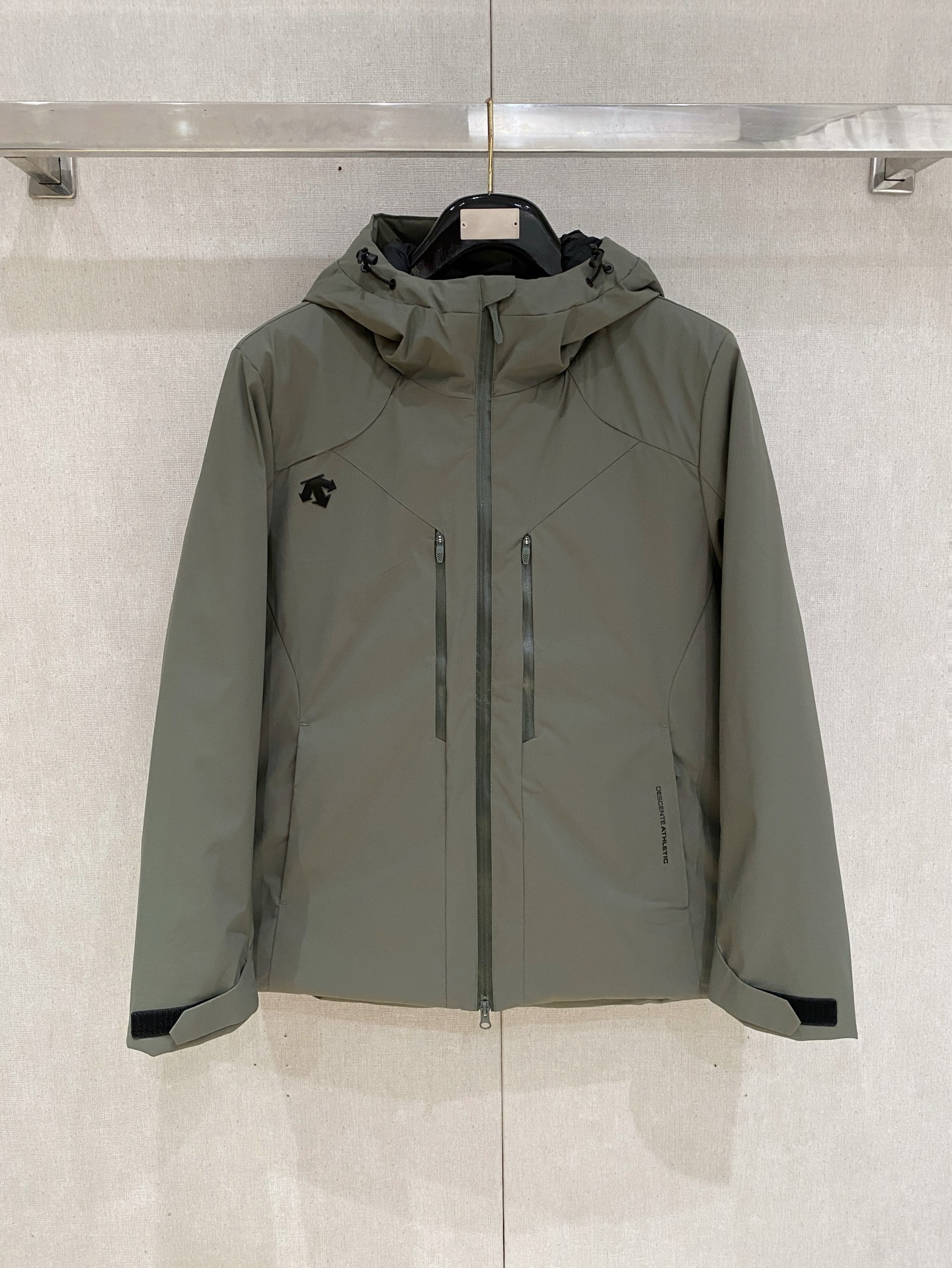 NO:597460,Descente Cotton Clothing 25ss Early Autumn [New Product] New Casual Cotton Clothing Jacket at the Autumn and Winter Counter!  Ultra-avant-garde design style, delicate and comfortable, very light to wear and not easy to wrinkle. Multiple craftsmanship. The overall design is quite visual. The upper body is casual and stylish, with a certain degree of stiffness. It is definitely at the forefront of fashion. It is recommended for urban leisure. Size M-3XL, jackets & coats, alexander wang19860909迪桑特棉服25ss早秋【新品】秋冬专柜新款休闲棉服外套！超前卫设计风格 细腻舒适 穿着非常轻便不易起皱.多重重工艺 整体的设计颇具视觉感,上身休闲有型,有一定的挺括度,绝对走在时尚最尖端的气质感推荐,都市休闲必备.码数M-3XL,,jackets & coats,alexander wang,Men's clothing