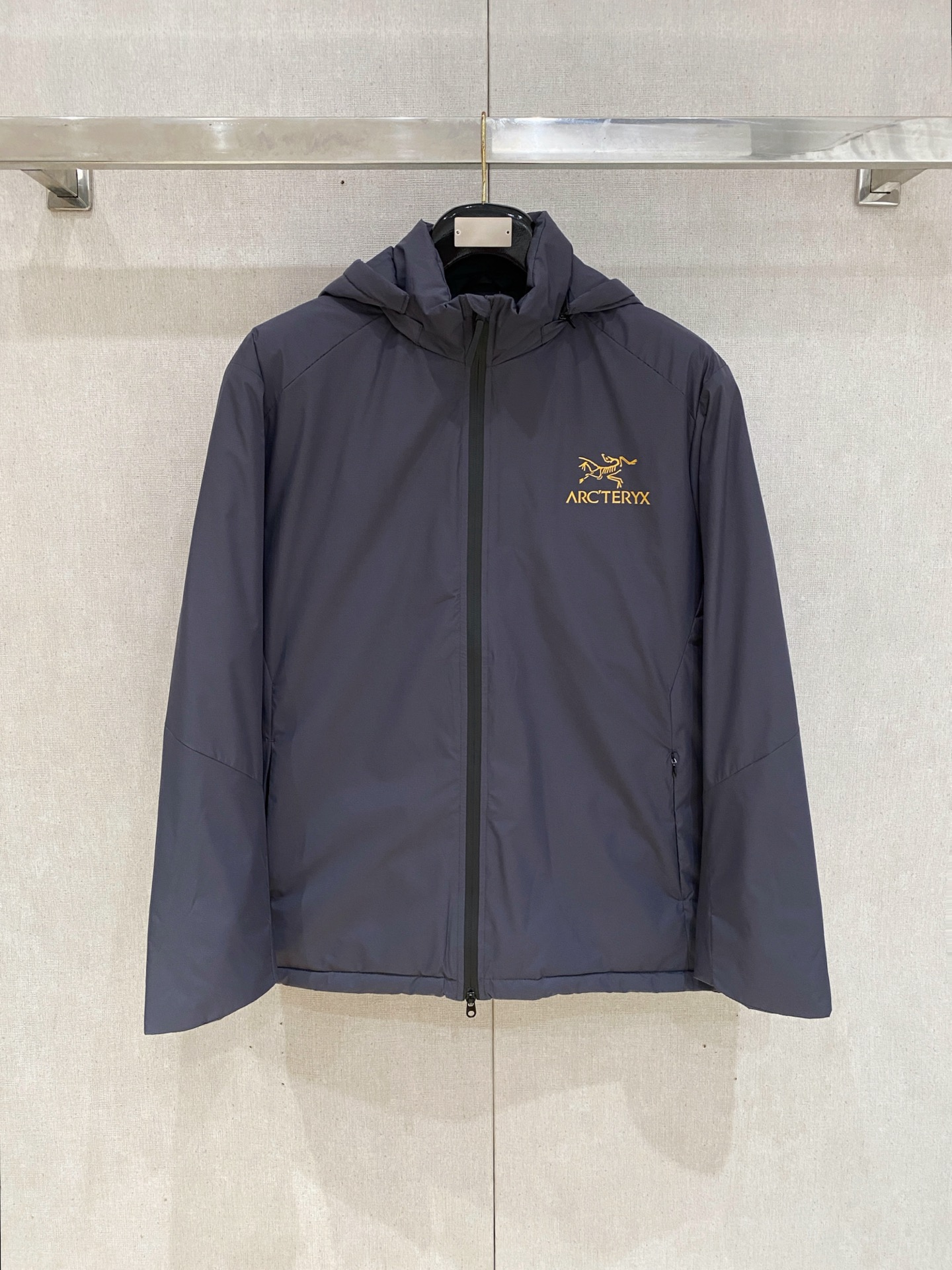 NO:597456,Arc'teryx Cotton Clothes 25ss Early Autumn [New Product] New Casual Cotton Clothes Jacket at the Autumn and Winter Counter!  Ultra-avant-garde design style, delicate and comfortable, very light to wear and not easy to wrinkle. Multiple craftsmanship. The overall design is quite visual. The upper body is casual and stylish, with a certain degree of stiffness. It is definitely at the forefront of fashion. It is recommended for urban leisure. Size M-3XL, arc'teryx, jackets & coats, alexander wang19860909始祖鸟棉服25ss早秋【新品】秋冬专柜新款休闲棉服外套！超前卫设计风格 细腻舒适 穿着非常轻便不易起皱.多重重工艺 整体的设计颇具视觉感,上身休闲有型,有一定的挺括度,绝对走在时尚最尖端的气质感推荐,都市休闲必备.码数M-3XL,arc'teryx,jackets & coats,alexander wang,Men's clothing