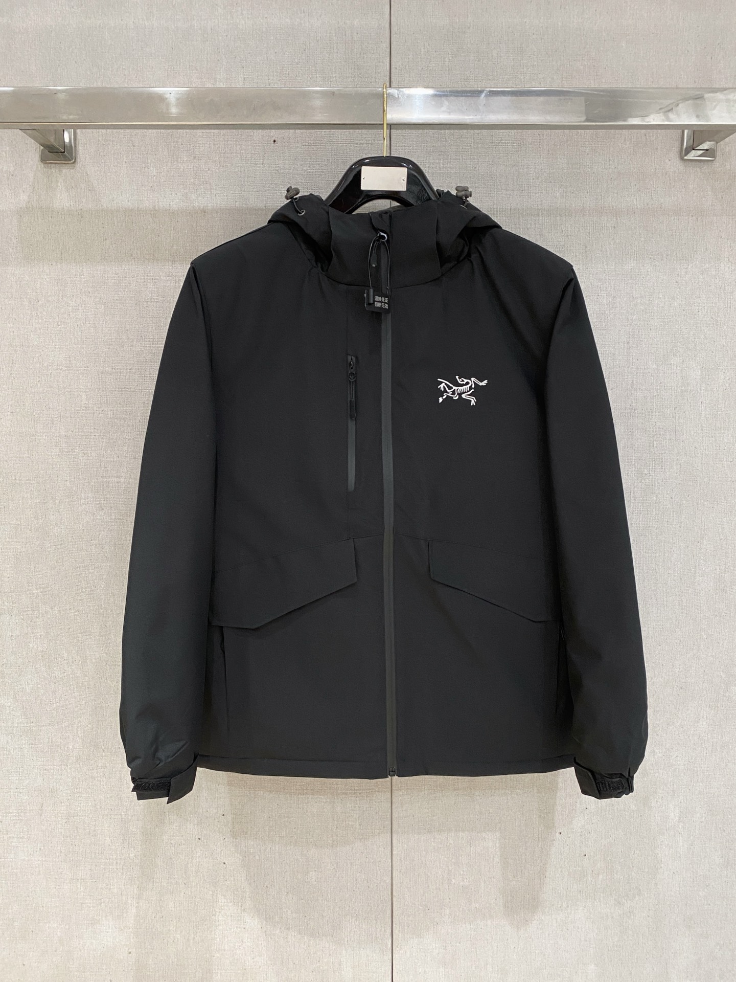 NO:598221,Arc'teryx Cotton Jacket 25ss Early Autumn [New Product] New Casual Cotton Jacket at the Autumn and Winter Counter!  Ultra-avant-garde design style, delicate and comfortable, very light to wear and not easy to wrinkle. Multiple craftsmanship. The overall design is quite visual. The upper body is casual and stylish, with a certain degree of stiffness. It is definitely at the forefront of fashion. It is recommended for urban leisure. Size M-3XL, arc'teryx, jackets & coats, alexander wang19860909始祖鸟 棉服25ss早秋【新品】秋冬专柜新款休闲棉服外套！超前卫设计风格 细腻舒适 穿着非常轻便不易起皱.多重重工艺 整体的设计颇具视觉感,上身休闲有型,有一定的挺括度,绝对走在时尚最尖端的气质感推荐,都市休闲必备.码数M-3XL,arc'teryx,jackets & coats,alexander wang,Men's clothing