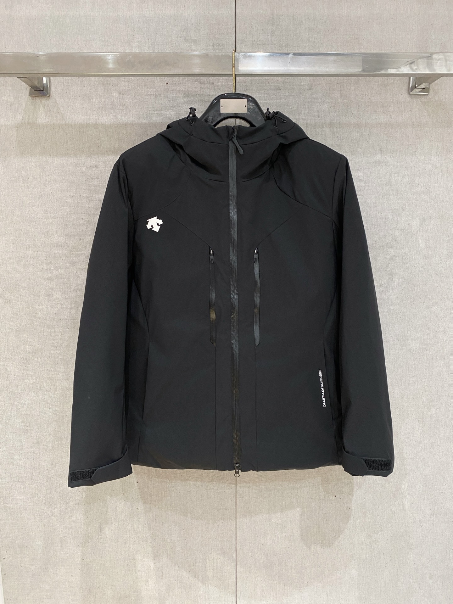 NO:597457,Descente cotton coat 25ss early autumn [new product] new casual cotton coat in the autumn and winter counter!  Ultra-avant-garde design style, delicate and comfortable, very light to wear and not easy to wrinkle. Multiple craftsmanship. The overall design is quite visual. The upper body is casual and stylish, with a certain degree of stiffness. It is definitely at the forefront of fashion. It is recommended for urban leisure. Size M-3XL, jackets & coats, alexander wang19860909迪桑特 棉服25ss早秋【新品】秋冬专柜新款休闲棉服外套！超前卫设计风格 细腻舒适 穿着非常轻便不易起皱.多重重工艺 整体的设计颇具视觉感,上身休闲有型,有一定的挺括度,绝对走在时尚最尖端的气质感推荐,都市休闲必备.码数M-3XL,,jackets & coats,alexander wang,Men's clothing