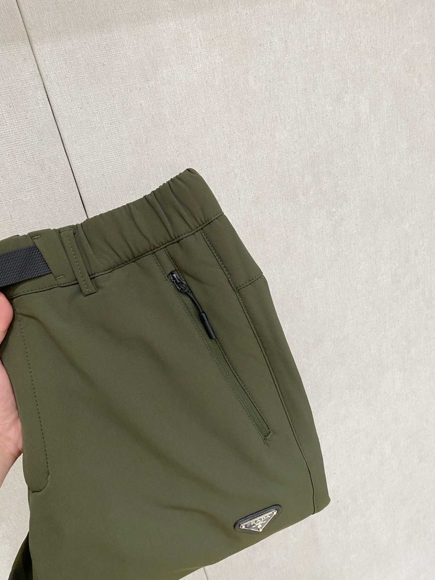 NO:598209,Prada [New Product] Autumn and Winter Thickened 25ss Casual Pants golden classic appears again, original order high-quality fashionable casual pants. Super versatile style. Exclusively customized fabric, very wide and stylish, close-fitting and comfortable. Super beautiful version, the upper body shows slender legs, the lining and routing are impeccable, you can attend any occasion, and once again emphasize that the fabric is very, very classy! Size M-3Xl,,prada,alexander wang19860909普拉达【新品】秋冬加厚 25ss休闲裤金典再次出现,原单订制高品质时尚休闲裤.超级百搭款.独家定制面料,挺阔有型,贴身舒适.超靓版型、上身显腿修长,內里,走线都无可挑剔,任何场合都可出席,再次强调面料非常非常显档次！码数 M-3Xl,,prada,alexander wang,Men's clothing