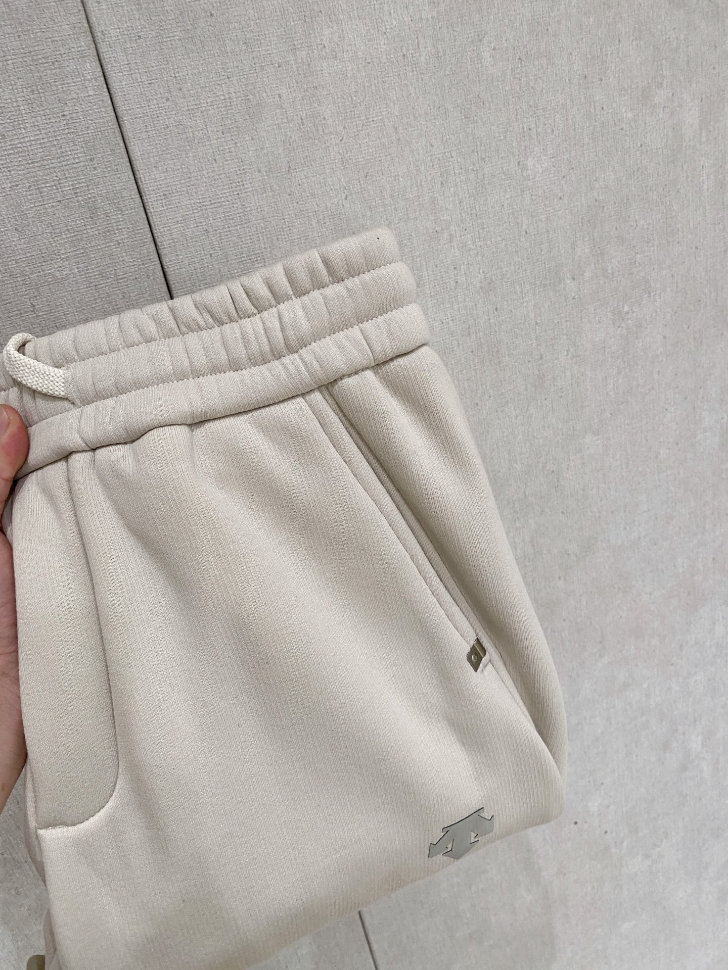 NO:598203,Descente [New Product] Autumn and Winter Thickened 25ss Casual Pants Golden Classic appears again, original order high-quality fashionable casual pants. Super versatile style. Exclusively customized fabric, very wide and stylish, close-fitting and comfortable. Super beautiful version, upper body and slender legs, lining and routing are impeccable, can be attended in any occasion, once again emphasize that the fabric is very, very classy! Code number M-3Xl,,alexander wang19860909迪桑特【新品】秋冬加厚 25ss休闲裤金典再次出现,原单订制高品质时尚休闲裤.超级百搭款.独家定制面料,挺阔有型,贴身舒适.超靓版型、上身显腿修长,內里,走线都无可挑剔,任何场合都可出席,再次强调面料非常非常显档次！码数 M-3Xl,,alexander wang,Men's clothing