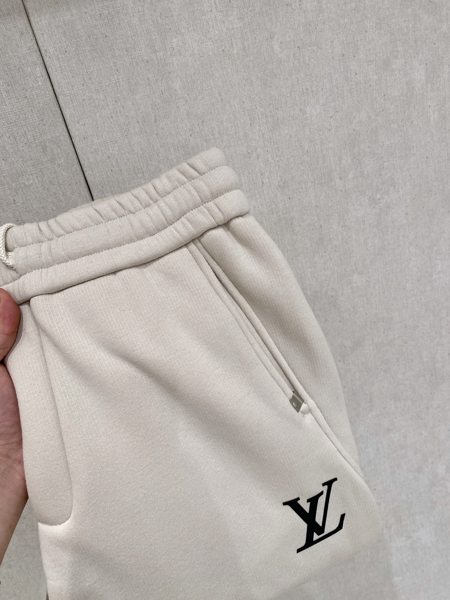 NO:598206,LV [New Product] Autumn and Winter Thickened 25ss Casual Pants golden classic appears again, original order high-quality fashionable casual pants. Super versatile. Exclusively customized fabric, very wide and stylish, close to the body and comfortable. Super beautiful version, the upper body shows slender legs, the lining and routing are impeccable, you can attend any occasion, and once again emphasize that the fabric is very, very classy! Size M-3Xl,,louis vuitton,alexander wang19860909LV【新品】秋冬加厚 25ss休闲裤金典再次出现,原单订制高品质时尚休闲裤.超级百搭款.独家定制面料,挺阔有型,贴身舒适.超靓版型、上身显腿修长,內里,走线都无可挑剔,任何场合都可出席,再次强调面料非常非常显档次！码数 M-3Xl,,louis vuitton,alexander wang,Men's clothing