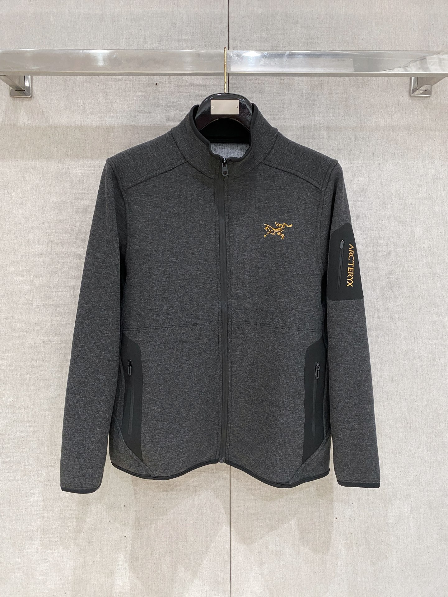 NO:597469,Arc'teryx 2025 [New Product] New Jacket for Autumn and Winter. High-quality wool blended fabric imported from Italy. Fashionable and versatile. Handsome. Classic logo. Durable and not easy to deform. It can be easily held in various styles. It is a classic fashion model that is sought after every year. High-quality and bulky. Size L-3Xl. Maximum wear is 180 pounds. arc'teryx, jackets & coats, alexander wang19860909始祖鸟2025【新品】秋冬新款外套 高品质意大利进口羊毛混纺面料,时尚百搭 帅气十足.经典Logo.耐穿不易变形,版型,各种风格都能轻松Hold住,年年被追捧的经典时尚款 高品质大货 码数L-3Xl 最大穿180斤,arc'teryx,jackets & coats,alexander wang,Men's clothing