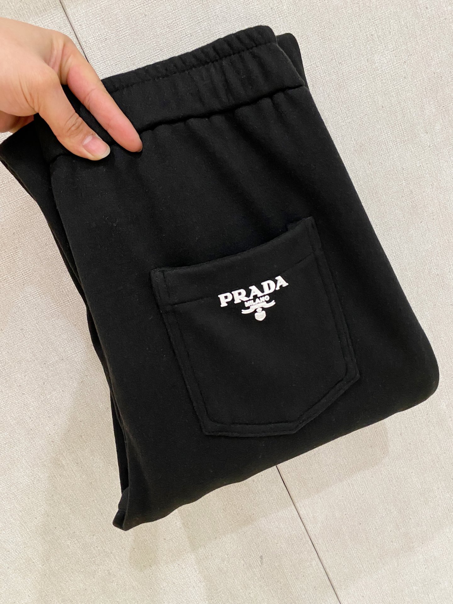 NO:595032,Prada [New Product] Autumn and winter thickening new 25ss casual pants golden classic appears again, original order high-quality fashionable casual pants. Super versatile style. Exclusively customized fabric, very wide and stylish, close-fitting and comfortable. Original custom counter latest hardware accessories. Super beautiful version, the upper body shows slender legs, the lining and routing are impeccable, you can attend any occasion, once again emphasize that the fabric is very, very classy! Size M-3Xl,,prada,alexander wang19860909普拉达【新品】秋冬加厚新款 25ss休闲裤金典再次出现,原单订制高品质时尚休闲裤.超级百搭款.独家定制面料,挺阔有型,贴身舒适.原版定制专柜最新五金辅料.超靓版型、上身显腿修长,內里,走线都无可挑剔,任何场合都可出席,再次强调面料非常非常显档次！码数 M-3Xl,,prada,alexander wang,Men's clothing