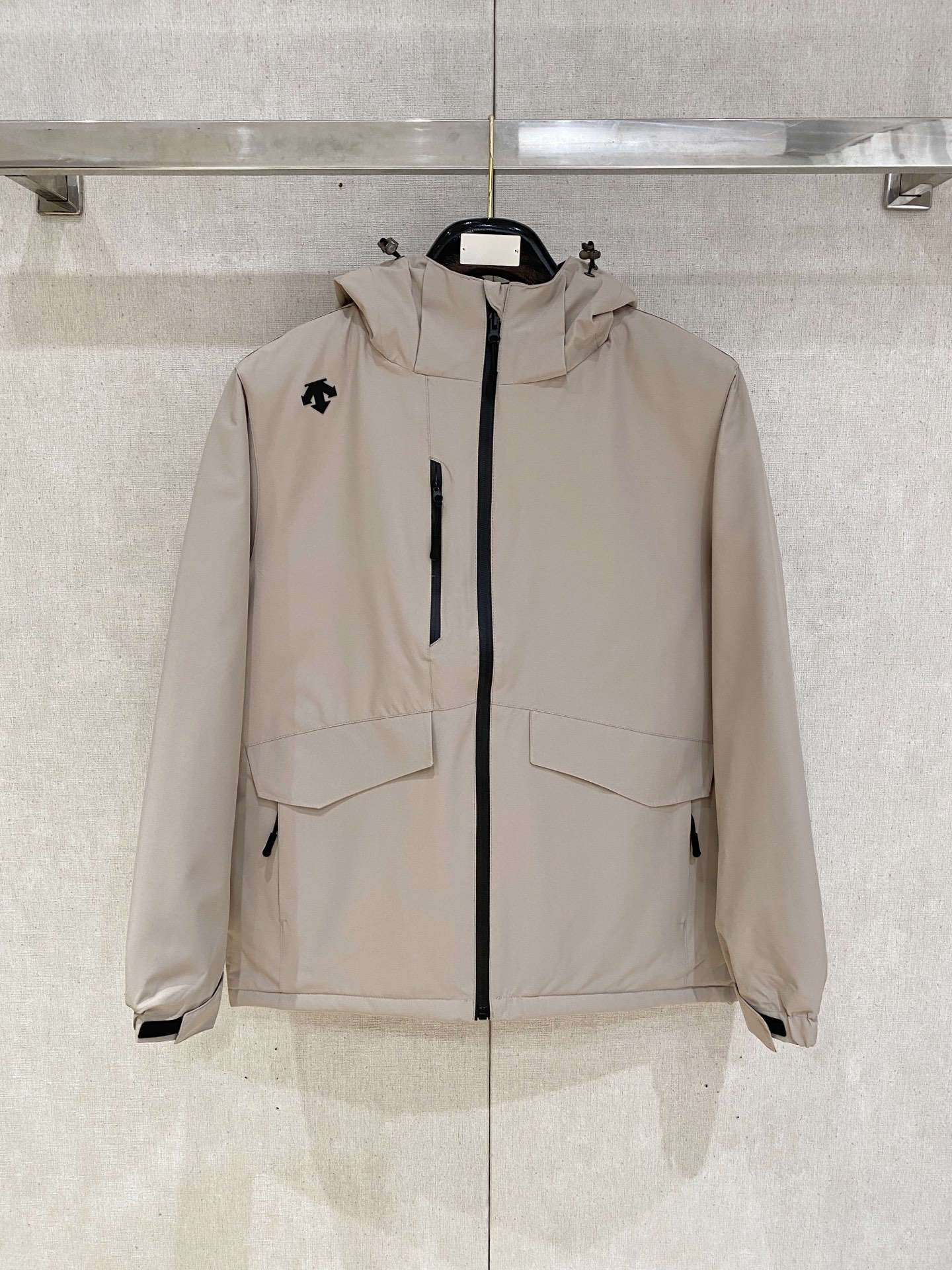 NO:595021,Descente cotton coat 25ss early autumn [new product] new casual cotton coat in the autumn and winter counter!  Ultra-avant-garde design style, delicate and comfortable, very light to wear and not easy to wrinkle. Multiple craftsmanship. The overall design is quite visual. The upper body is casual and stylish, with a certain degree of stiffness. It is definitely at the forefront of fashion. It is recommended for urban leisure. Size M-3XL, jackets & coats, alexander wang19860909迪桑特 棉服25ss早秋【新品】秋冬专柜新款休闲棉服外套！超前卫设计风格 细腻舒适 穿着非常轻便不易起皱.多重重工艺 整体的设计颇具视觉感,上身休闲有型,有一定的挺括度,绝对走在时尚最尖端的气质感推荐,都市休闲必备.码数M-3XL,,jackets & coats,alexander wang,Men's clothing