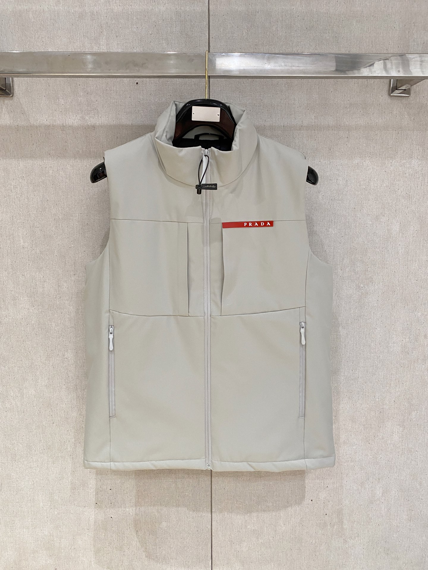 NO:595023,Prada outdoor sports stand-up collar loose sleeveless cotton vest. This vest is made of comfortable fabrics and is very suitable for outdoor, sports, leisure and home. This stand-up collar outdoor leisure waterproof and windproof vest is a rare and good clothing for outdoor travel, leisure fishing, and daily commuting. It can be worn outside or inside. The version is simple and versatile and does not pick anyone or your figure. Don't miss it if you like it. The vest is a warm weapon for autumn. It is made of outdoor assault-grade soft-shell fabric, which is cold-proof and windproof. The surface is very delicate, smooth, and full of class. The upper body is super handsome. I must keep two pieces for myself...the touch is soft and smooth, the texture is light and stress-free, and the workmanship is neat and neat. The craftsmanship and workmanship of luxury products have never been better. Disappointing, not picky about your figure, but more comfortable and stylish to wear. The main function is comfortable fabric with good breathability, which can wick away sweat in seconds. The comfortable three-dimensional tailoring gives greater range of movement. Rich detailed design, unique shape. It can be worn inside or outside, and it is the first choice for high-frequency wear in the cabinet. Size M-3Xl,,prada,alexander wang19860909普拉达 户外运动立领宽松无袖棉马甲背心.这款马甲背心,采用舒适面料,户外、运动、休闲、居家都非常適合. 这款立领户外休闲防水防风马甲背心,户外出行休闲钓鱼,日常通勤穿搭都是不可多得的好衣物,外穿内搭都可以,版型简约百搭不挑人不挑身材,喜欢的不要错过 马甲秋季保暖神器,户外冲锋级软壳面料,防寒防风,表面十分的细腻、平滑、档次感十足,上身超级帅气,必须自留两件…触感柔软顺滑,质地轻盈无压力,做工走线整整齐齐,奢品的工艺和做工从来不会让人失望,不挑身材,穿着也更自在更有型主要功能舒适面料,具有良好的透氣功能,秒速抽离汗湿,舒适的立体裁剪赋予运动更大幅度.丰富细节设计,造型特别.内穿外搭都可以,是橱柜中高频穿搭首选. 码数 M-3Xl,,prada,alexander wang,Men's clothing