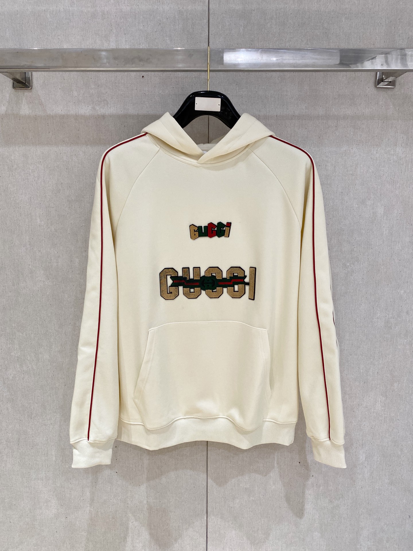 NO:595025,Gucci’s 2025FW new autumn and winter casual hooded sweatshirt is a must-have style for high-end temperament types, a single product with great accent and charm!  The details are exquisite, the appearance is first-class, and the fashionable loose cut can be perfectly worn by both men and women. It is excellent whether worn inside or alone. It is a sweatshirt that can easily highlight your temperament and taste!  Same style for men and women, size M-3Xl,,hoodie,sweatshirts,hats,alexander wang19860909古琦 2025FW秋冬新品 休闲连帽卫衣 高端气质型必入的极品款式,一款极具腔调感与魅力的单品！ 细节精致考究,品相一流,时尚宽松型剪裁,男女皆可完美驾驭,无论内搭还是单穿都非常出色,上身极易凸显气质和品位的一款卫衣！男女同款 码数M-3Xl,,hoodie,sweatshirts,hats,alexander wang,Men's clothing