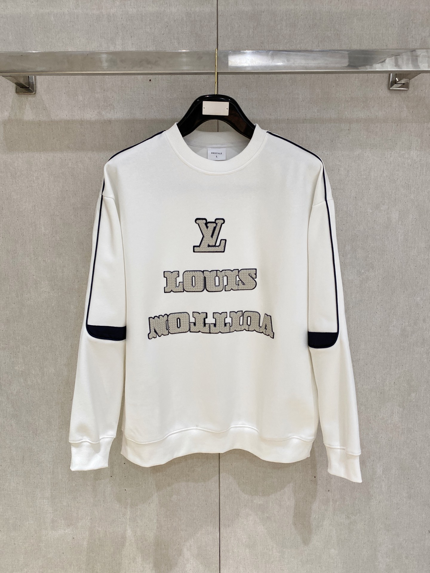 NO:595027,LV 2025FW new autumn and winter casual hooded sweatshirt is a must-have style for high-end temperament types, a piece with great accent and charm!  The details are exquisite, the appearance is first-class, and the fashionable loose cut can be perfectly worn by both men and women. It is excellent whether worn inside or alone. It is a sweatshirt that can easily highlight your temperament and taste!  Same style for men and women, size M-3Xl,,louis vuitton,hoodie,sweatshirts,hats,alexander wang19860909LV 2025FW秋冬新品 休闲连帽卫衣 高端气质型必入的极品款式,一款极具腔调感与魅力的单品！ 细节精致考究,品相一流,时尚宽松型剪裁,男女皆可完美驾驭,无论内搭还是单穿都非常出色,上身极易凸显气质和品位的一款卫衣！男女同款 码数M-3Xl,,louis vuitton,hoodie,sweatshirts,hats,alexander wang,Men's clothing