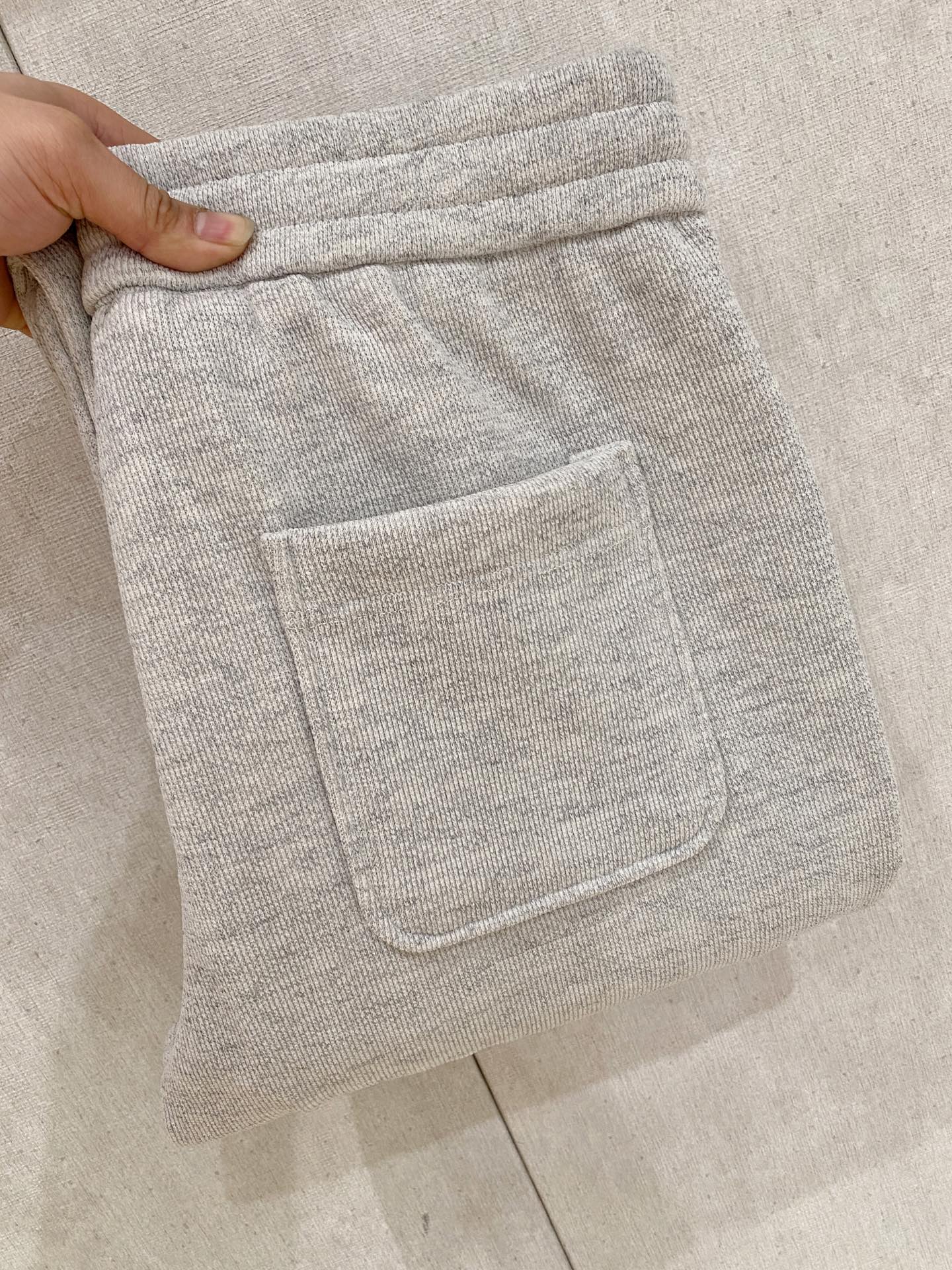 NO:595031,Luo Yiwei [New Product] Autumn and winter thickening new 25ss casual pants golden classic appears again, original order high-quality fashionable casual pants. Super versatile style. Exclusive customized fabric, very wide and stylish, close-fitting and comfortable. Original custom counter latest hardware accessories. Super beautiful version, upper body shows slender legs, lining and routing are impeccable, can be attended in any occasion, once again emphasize that the fabric is very, very high-quality! Code number M-3Xl,,loewe,alexander wang19860909罗意威【新品】秋冬加厚新款 25ss休闲裤金典再次出现,原单订制高品质时尚休闲裤.超级百搭款.独家定制面料,挺阔有型,贴身舒适.原版定制专柜最新五金辅料.超靓版型、上身显腿修长,內里,走线都无可挑剔,任何场合都可出席,再次强调面料非常非常显档次！码数 M-3Xl,,loewe,alexander wang,Men's clothing