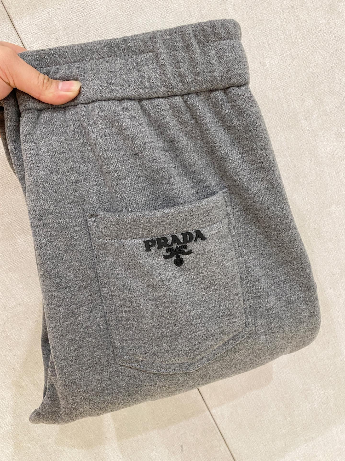 NO:595035,Luo Yiwei [New Product] Autumn and winter thickening new 25ss casual pants golden classic appears again, original order high-quality fashionable casual pants. Super versatile style. Exclusive customized fabric, very wide and stylish, close-fitting and comfortable. Original custom counter latest hardware accessories. Super beautiful version, upper body shows slender legs, lining and routing are impeccable, can be attended in any occasion, once again emphasize that the fabric is very, very high-quality! Code number M-3Xl,,loewe,alexander wang19860909罗意威【新品】秋冬加厚新款 25ss休闲裤金典再次出现,原单订制高品质时尚休闲裤.超级百搭款.独家定制面料,挺阔有型,贴身舒适.原版定制专柜最新五金辅料.超靓版型、上身显腿修长,內里,走线都无可挑剔,任何场合都可出席,再次强调面料非常非常显档次！码数 M-3Xl,,loewe,alexander wang,Men's clothing