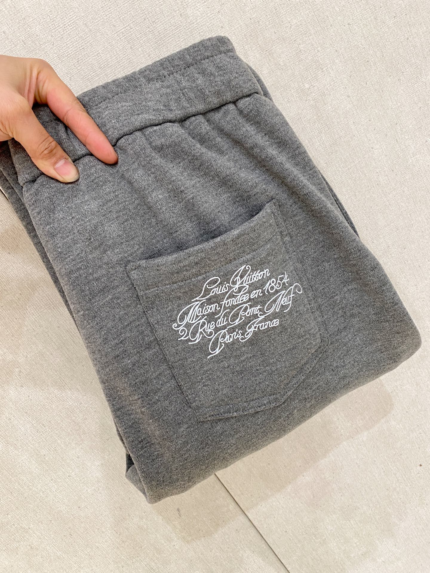 NO:595038,LV [new product] Autumn and winter thickened new 25ss casual pants golden classic appears again, original order high-quality fashionable casual pants. Super versatile style. Exclusive customized fabric, very wide and stylish, close-fitting and comfortable. Original custom counter latest hardware accessories. Super beautiful version, upper body and slender legs, lining and routing are impeccable, can be attended on any occasion, once again emphasize that the fabric is very, very classy! Size M-3Xl,,louis vuitton,alexander wang19860909LV【新品】秋冬加厚新款 25ss休闲裤金典再次出现,原单订制高品质时尚休闲裤.超级百搭款.独家定制面料,挺阔有型,贴身舒适.原版定制专柜最新五金辅料.超靓版型、上身显腿修长,內里,走线都无可挑剔,任何场合都可出席,再次强调面料非常非常显档次！码数 M-3Xl,,louis vuitton,alexander wang,Men's clothing