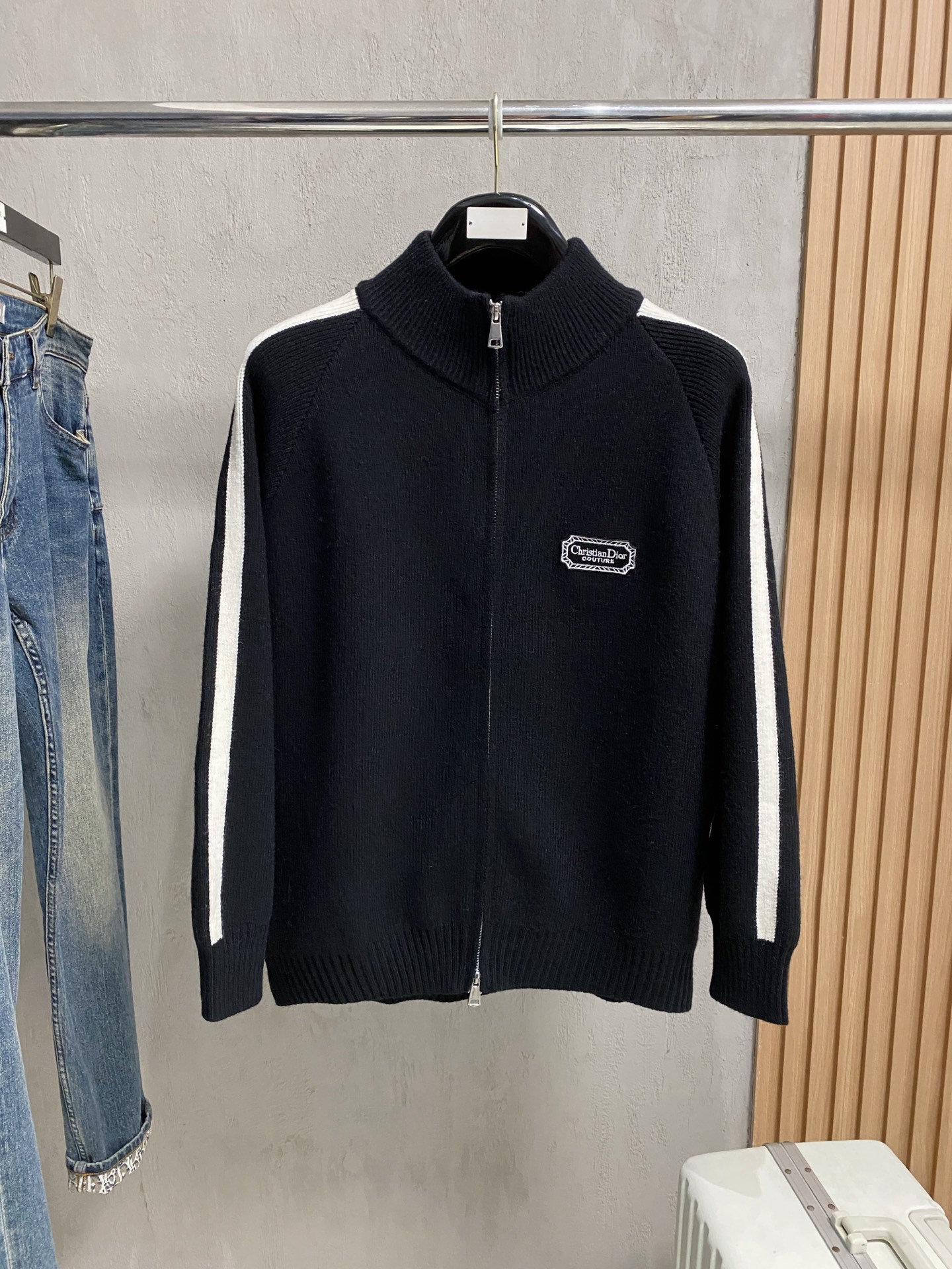 NO:614957,Dior autumn and winter classic cardigan sweater, in full condition!  !  !  Wool blended fabric, the latest model in 2025, golden ratio!  !  Slim-fitting soft gold, versatile and practical item, the combination and practicality are extremely powerful, simple and elegant, and classy!  To create your own style, it is highly recommended to buy it in two colors. The standard slim fit tailoring process is suitable for both young and old men. It is knitted from wool and will not cause any discomfort!  While keeping warm, it is stylish, textured, and more stylish to wear. The classic logo with contrasting colors on the chest feels in place!  !  Recommended for regular customers!  !  Size M-3XL (maximum wear: 190 pounds), dior, gold, alexander wang19860909迪奥 秋冬经典开衫羊毛衫,全品相！！！羊毛混纺面料,2025最新款 黄金比例！！修身款软黄金 百搭实用型的单品,搭配及实用性强大到天际,简洁大方上档次！打造属于自己的格调造型,强烈推荐双色入手标准修身的剪裁工艺,老少爷们皆宜的款式,羊毛针织而成 不会有任何的穿着不舒适！保暖的同时,有型,有质感,更有穿着的格调,胸前撞色的经典标识 元素感到位！！推荐老客合体！！码数M-3XL(最大穿190斤),,dior,gold,alexander wang,Men's clothing