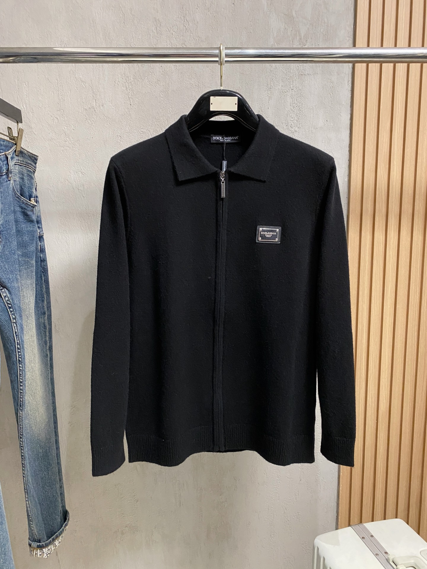 NO:614915,Hermes autumn and winter classic cardigan sweater, in full condition!  !  !  Wool blended fabric, the latest model in 2025, golden ratio!  !  Slim-fitting soft gold, versatile and practical item, the combination and practicality are extremely powerful, simple and elegant, and classy!  To create your own style, it is highly recommended to buy it in two colors. The standard slim fit tailoring process is suitable for both young and old men. It is knitted from wool and will not cause any discomfort!  While keeping warm, it is stylish, textured, and more stylish to wear. The classic logo with contrasting colors on the chest feels in place!  !  Recommended for regular customers!  !  Size M-3XL (maximum wear: 190 pounds), hermes, gold, alexander wang19860909爱马仕 秋冬经典开衫羊毛衫,全品相！！！羊毛混纺面料,2025最新款 黄金比例！！修身款软黄金 百搭实用型的单品,搭配及实用性强大到天际,简洁大方上档次！打造属于自己的格调造型,强烈推荐双色入手标准修身的剪裁工艺,老少爷们皆宜的款式,羊毛针织而成 不会有任何的穿着不舒适！保暖的同时,有型,有质感,更有穿着的格调,胸前撞色的经典标识 元素感到位！！推荐老客合体！！码数M-3XL(最大穿190斤),,hermes,gold,alexander wang,Men's clothing