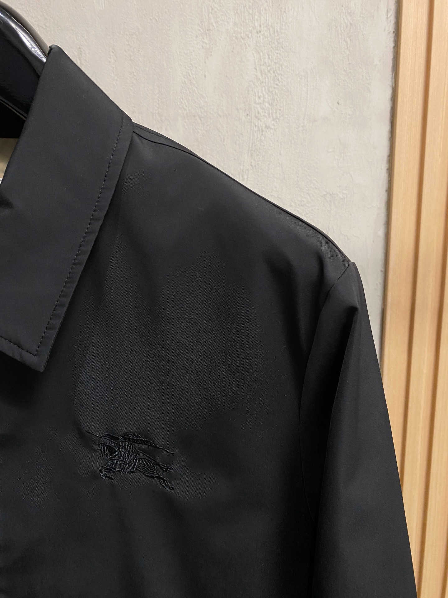 巴宝莉 2025 早秋新款爆款专柜新款休闲时尚夹克 超前卫设计风格 细腻舒适 穿着非常轻便不易起皱。多重